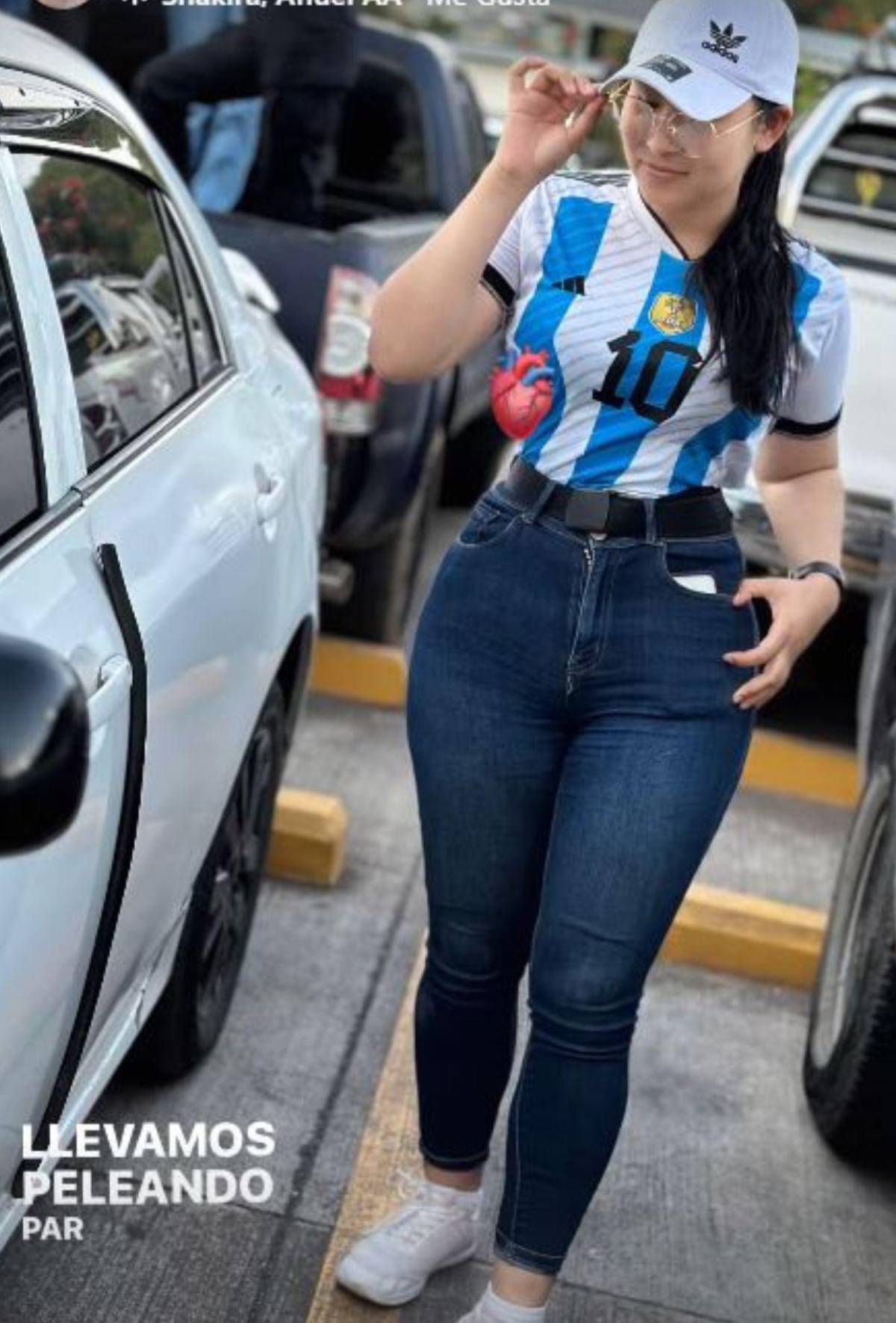 Se roba suspiros en los partidos: ¿Quién es la bella policía que enamora en los estadios?