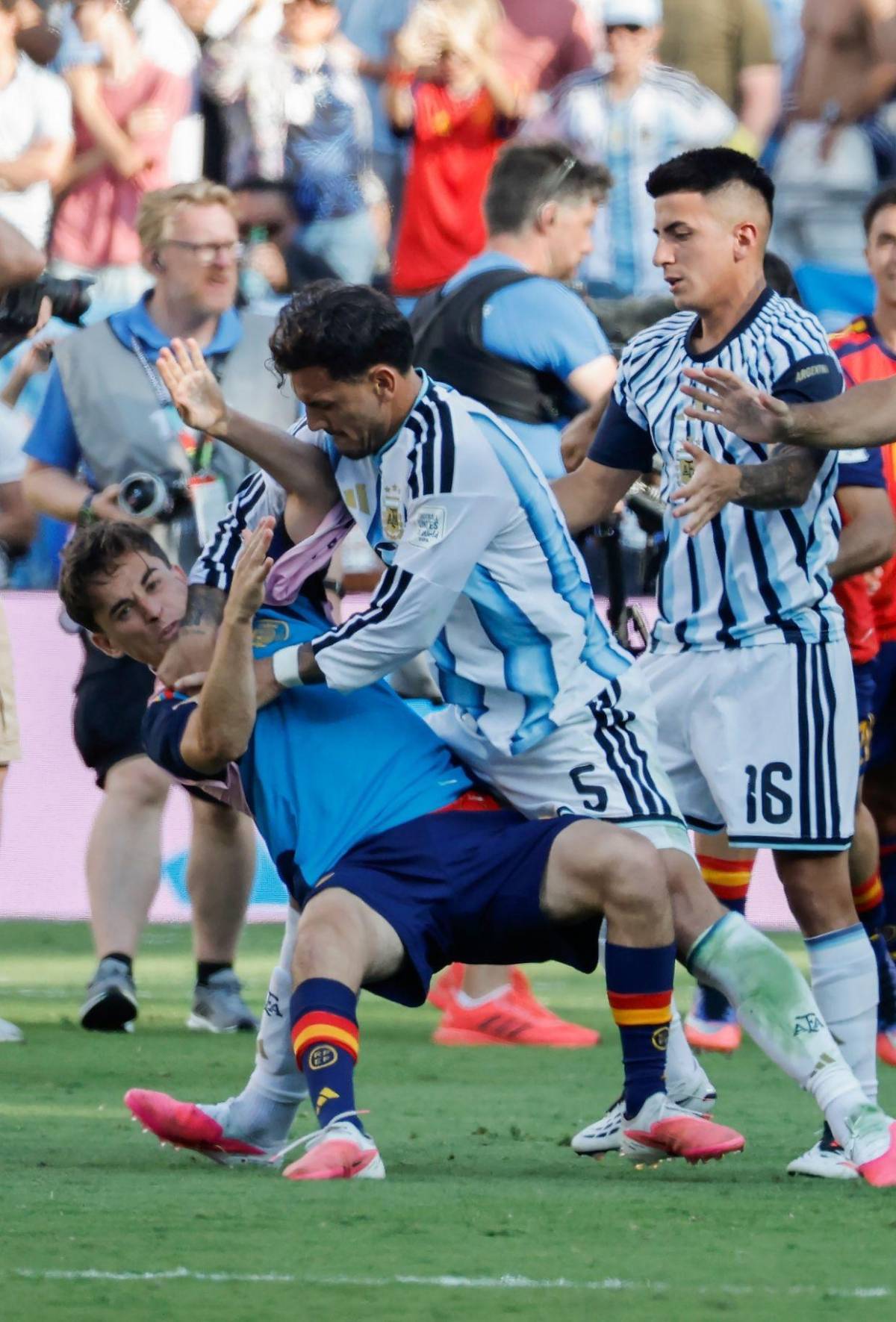 Exjugador reta a Leandro Paredes tras agresión en final vs España: Yo le habría dado un cabezazo