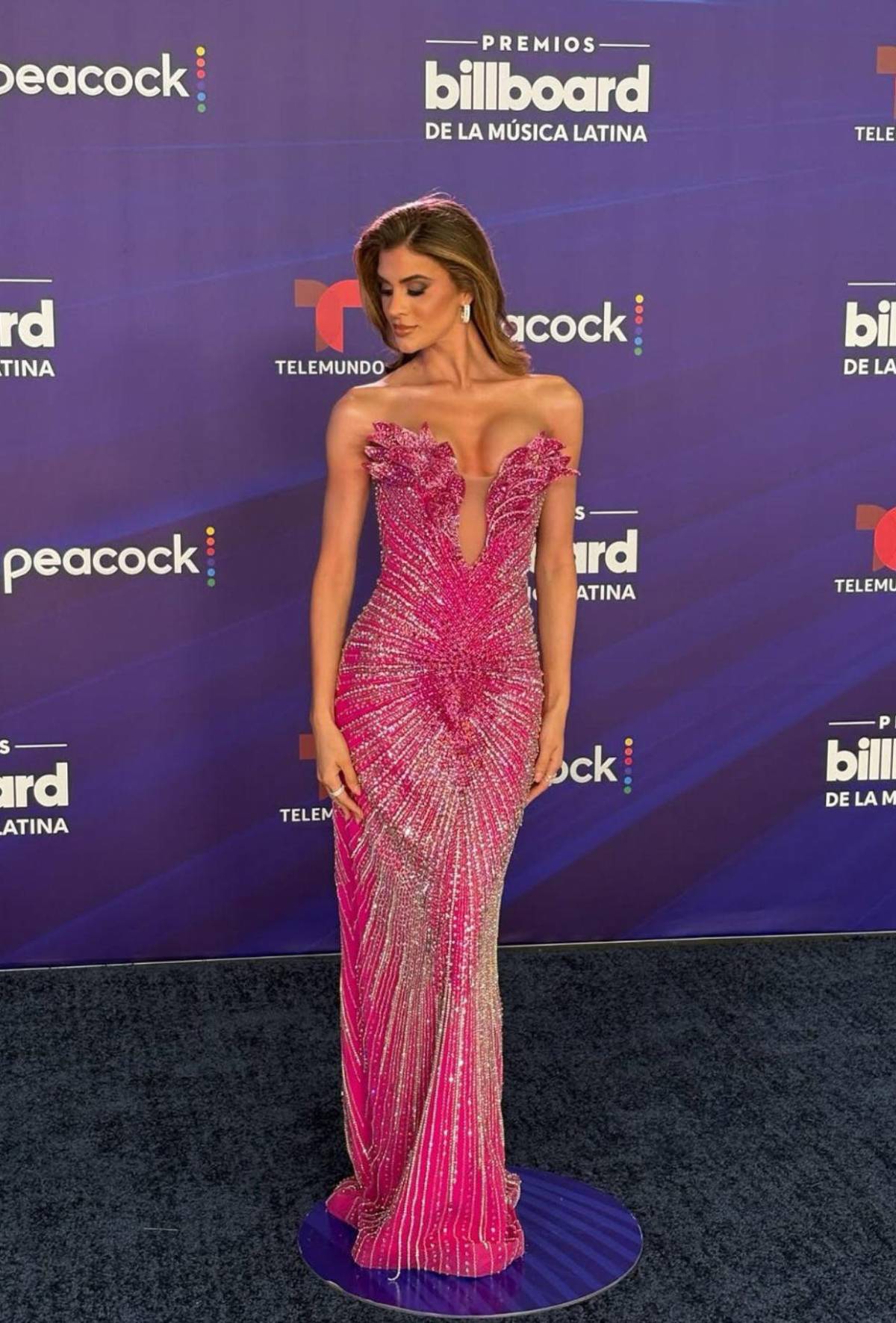 La alfombra azul de los Premios Billboard de la Música Latina 2025: Todos los looks