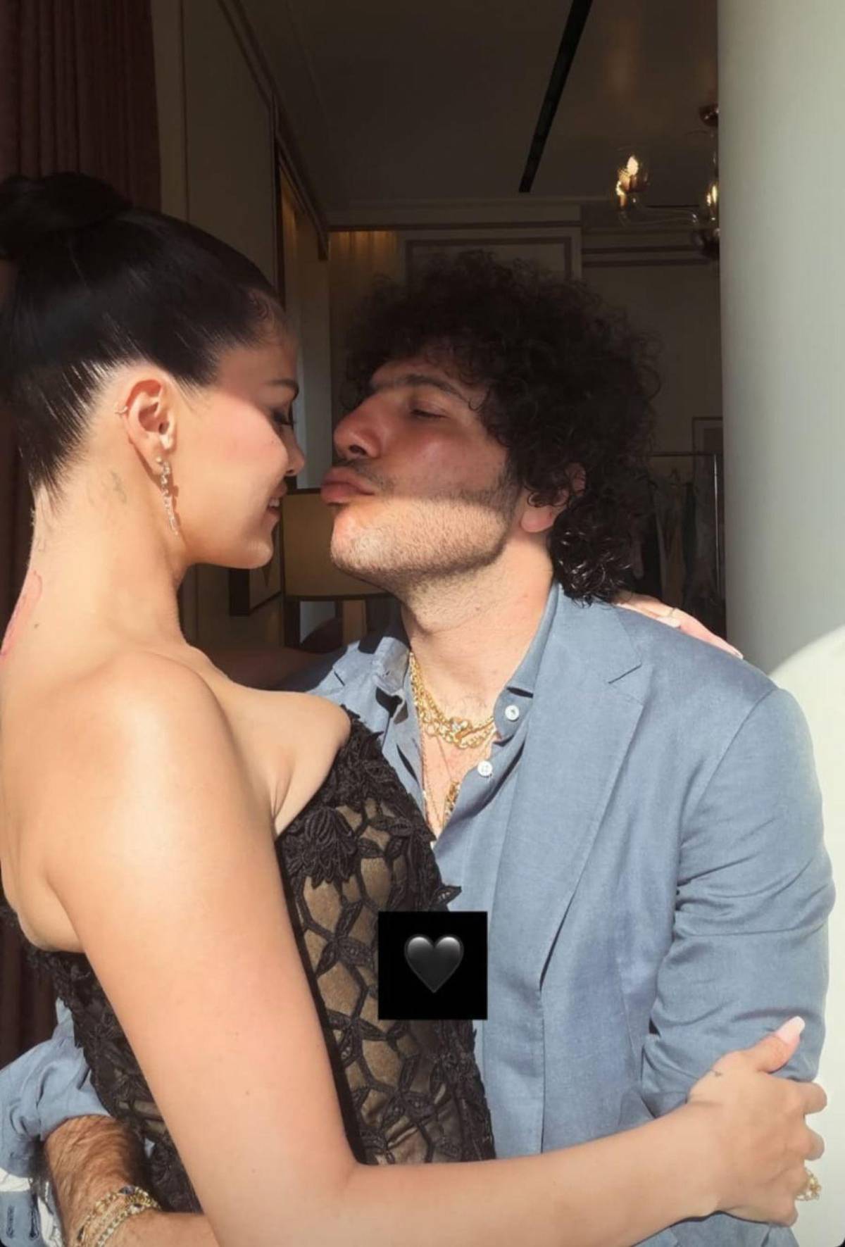Entre cristales y con silueta marcada: el look de Selena Gomez para la boda de Taylor Swift