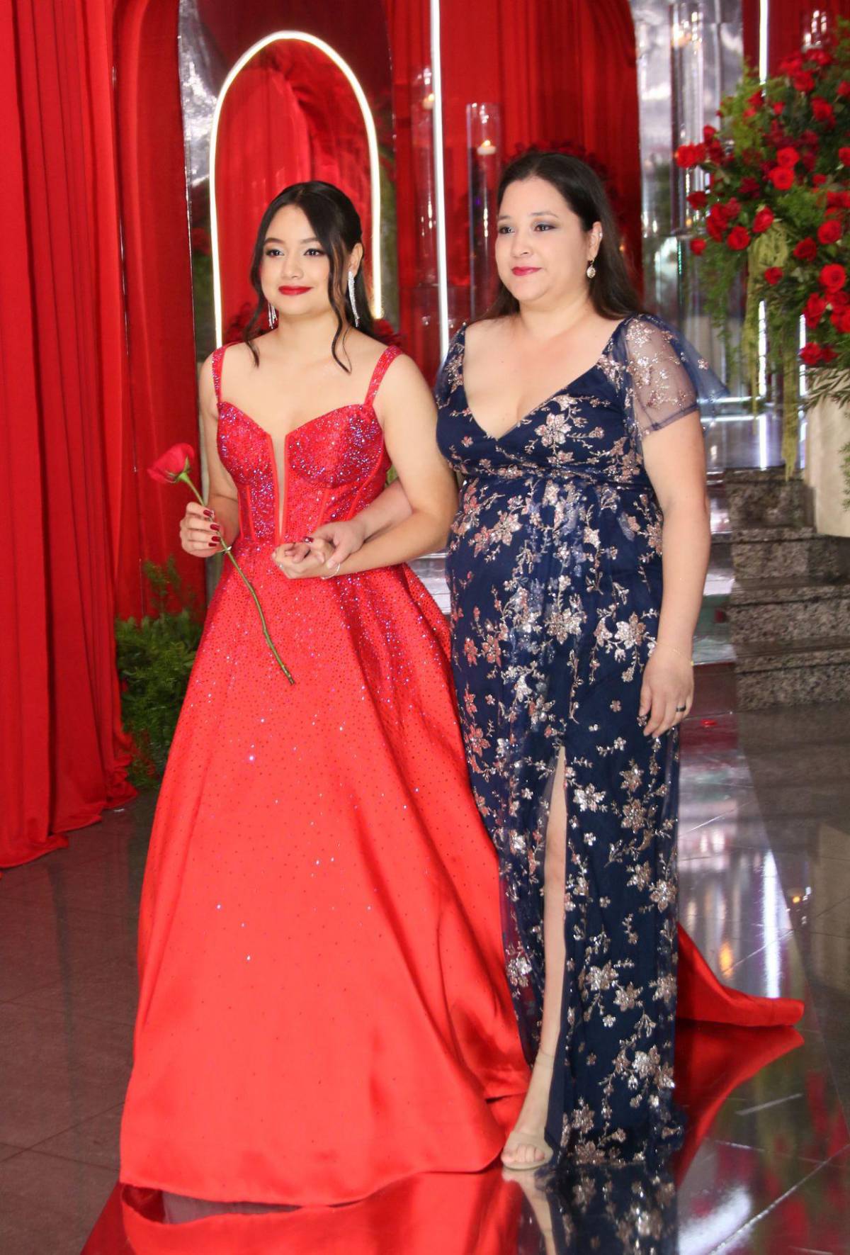 Padres y seniors desfilan juntos en la prom night de Nashville School