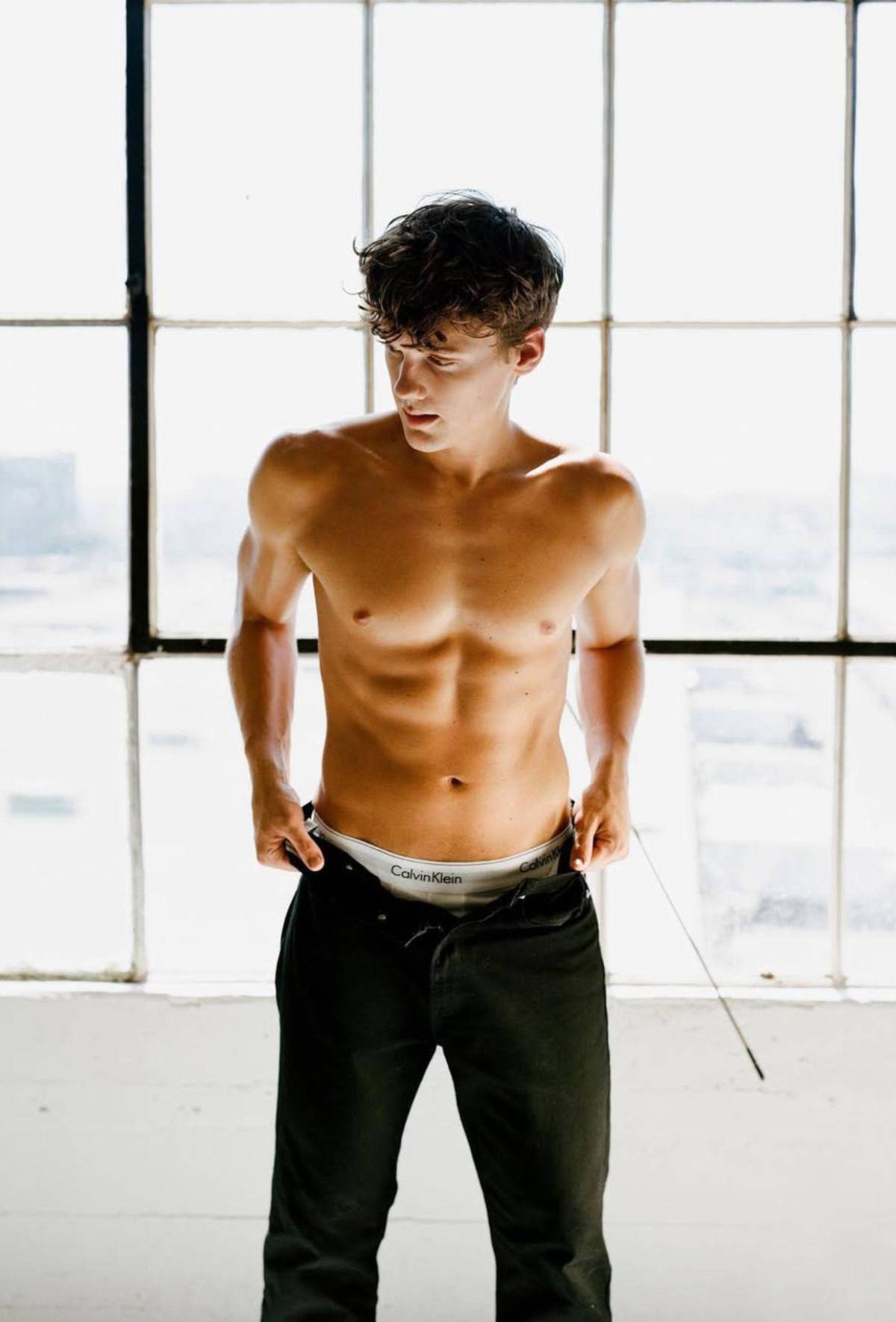 Hunter Doohan, de Wednesday: edad, proyectos y todo sobre su esposo