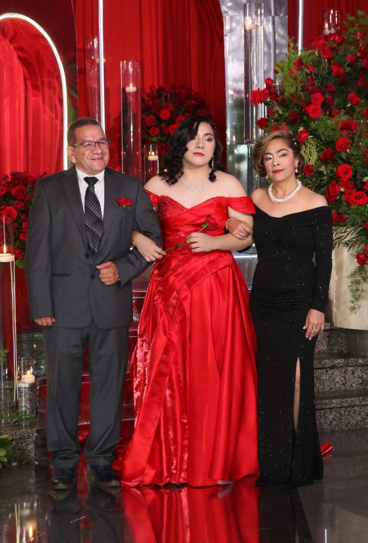 Padres y seniors desfilan juntos en la prom night de Nashville School