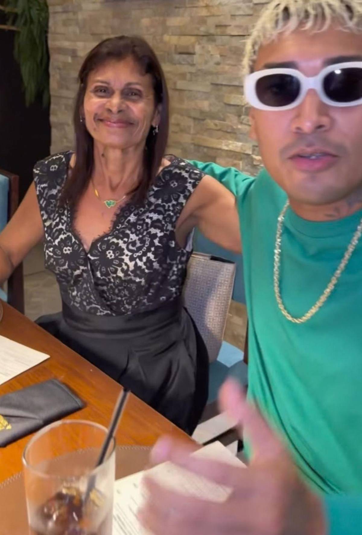 Supremo celebra cumpleaños de su madre y presume la cantidad de dinero que le regaló
