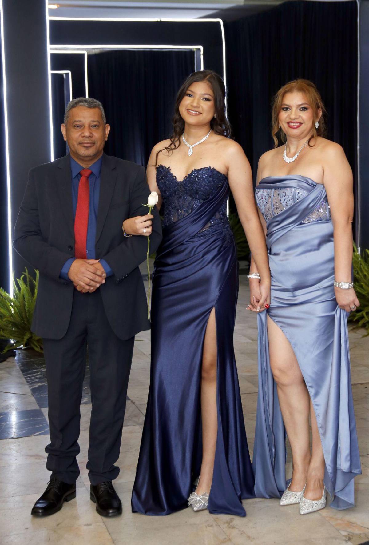 Del brazo de sus padres, seniors 2025 de The Mayan School cierran su ciclo académico