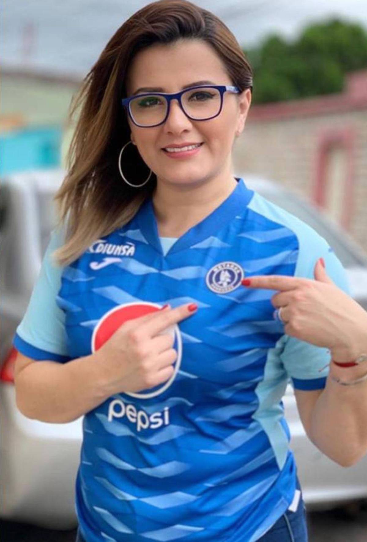 ¡Presentadoras y más! Las bellas seguidoras de Olimpia y Motagua