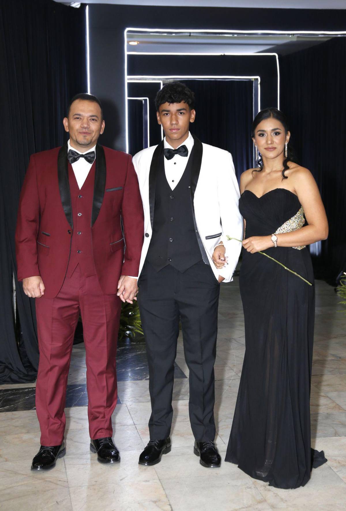 Del brazo de sus padres, seniors 2025 de The Mayan School cierran su ciclo académico