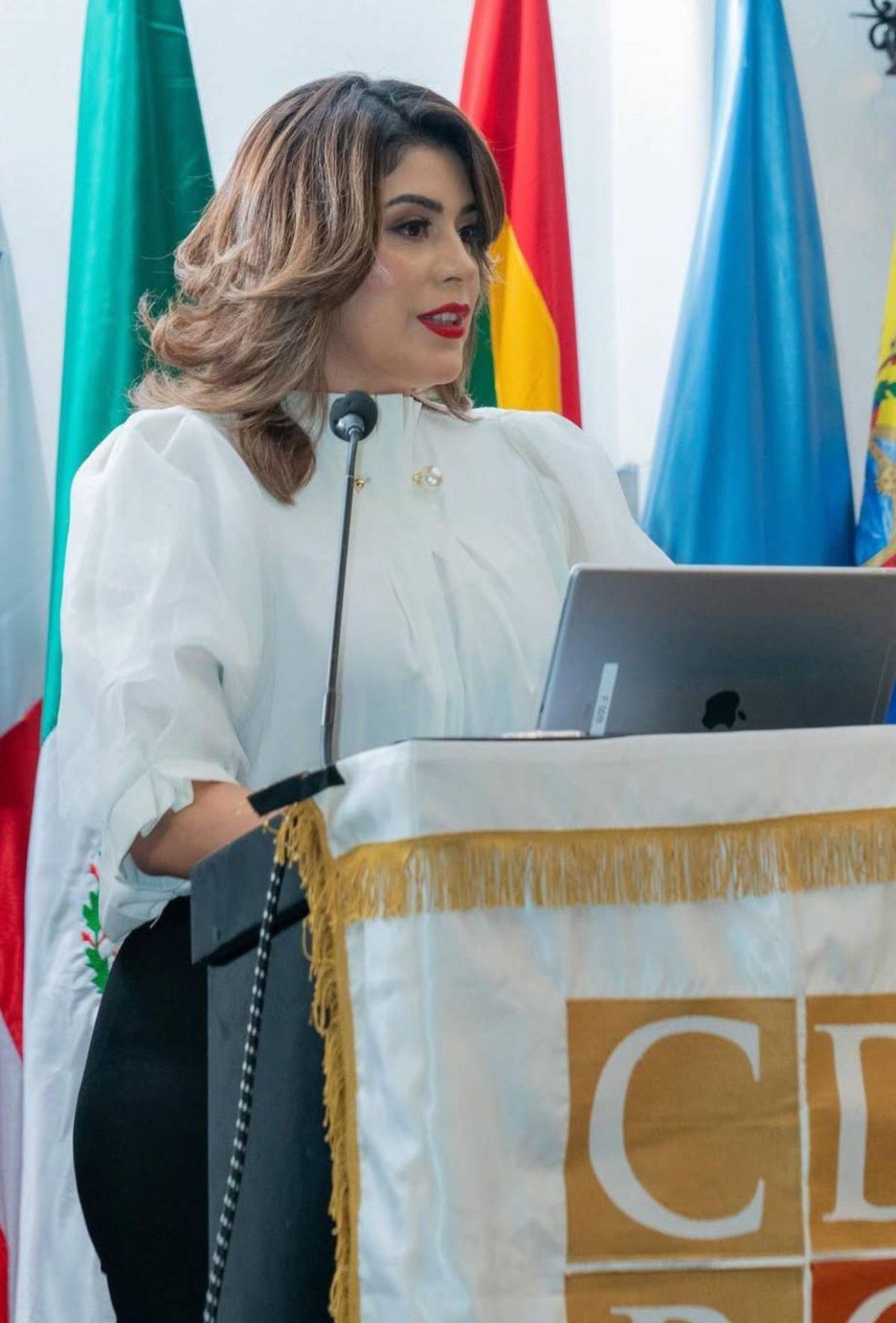 Funcionaria que besó a Redondo fue modelo en programa deportivo de Nasralla