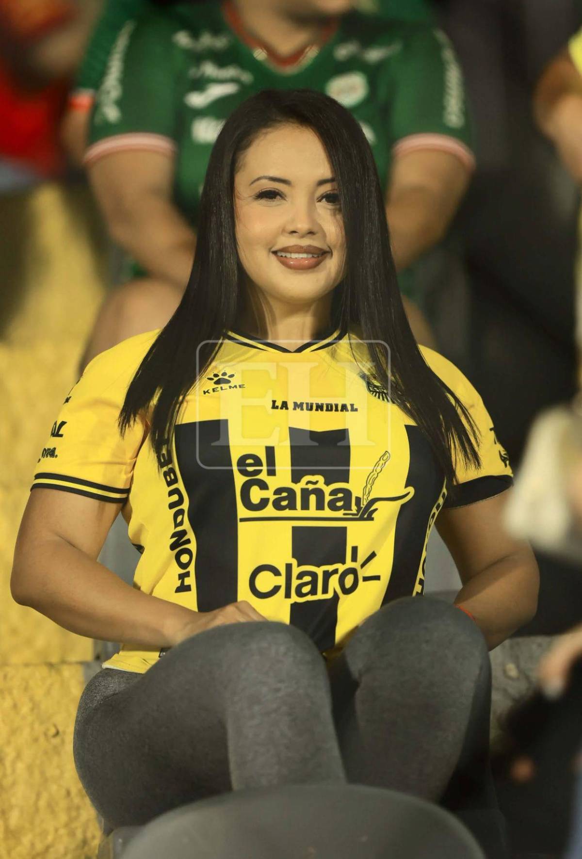 Bellezas que engalanaron el Real España vs Marathón; esposa de jugador robó corazones