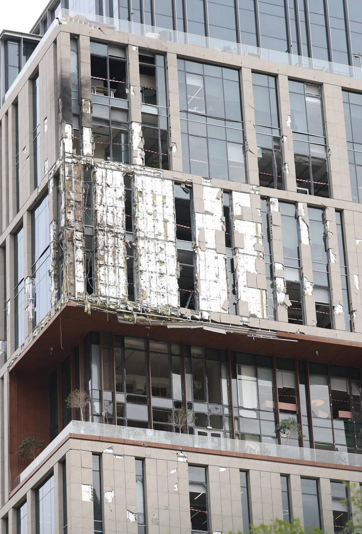 Los destrozos que han dejando los ataques con drones en rascacielos de Dubái