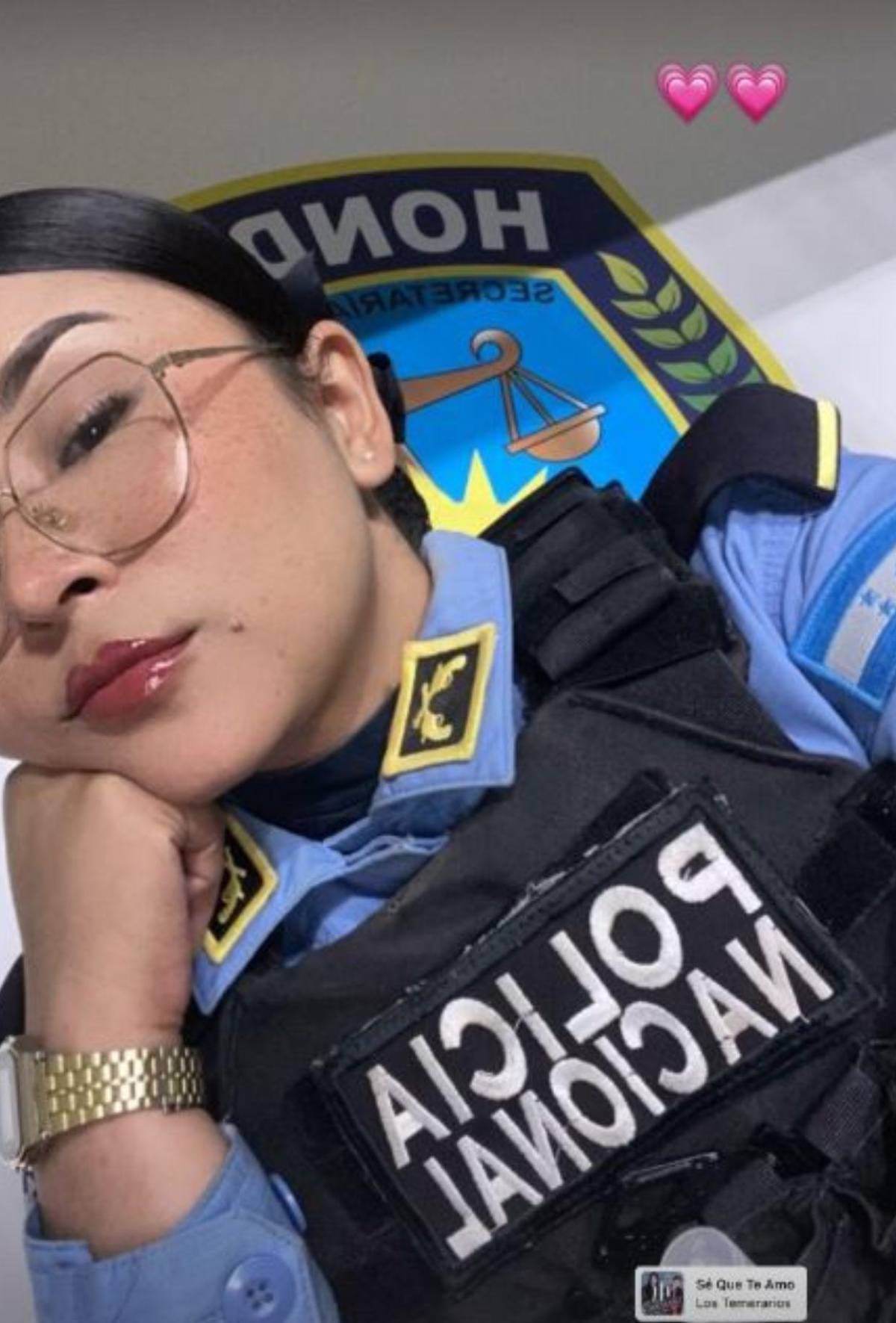 Se roba suspiros en los partidos: ¿Quién es la bella policía que enamora en los estadios?