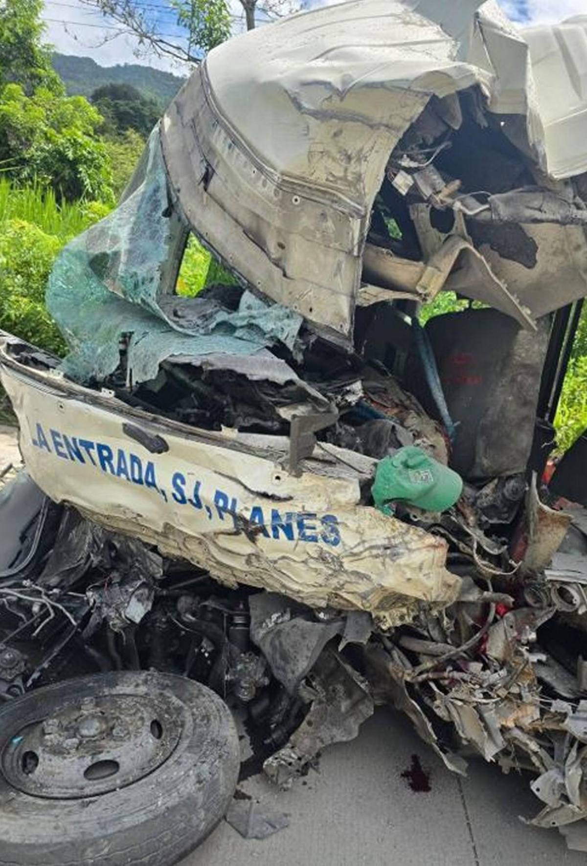 Las primeras imágenes  del brutal choque entre bus y rastra en desvío a Trinidad, Copán