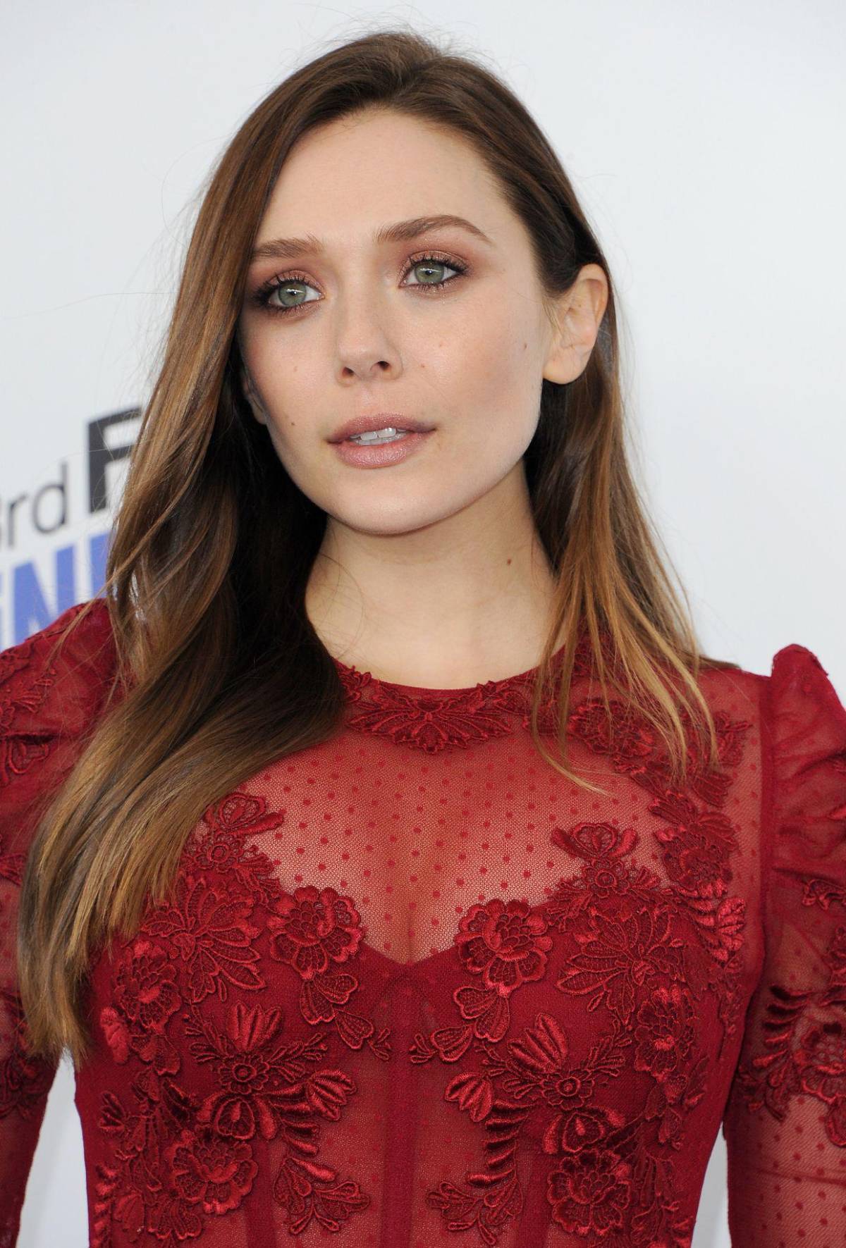 Elizabeth Olsen se diluye en un triángulo amoroso en Eternity: ¿Con quiénes?