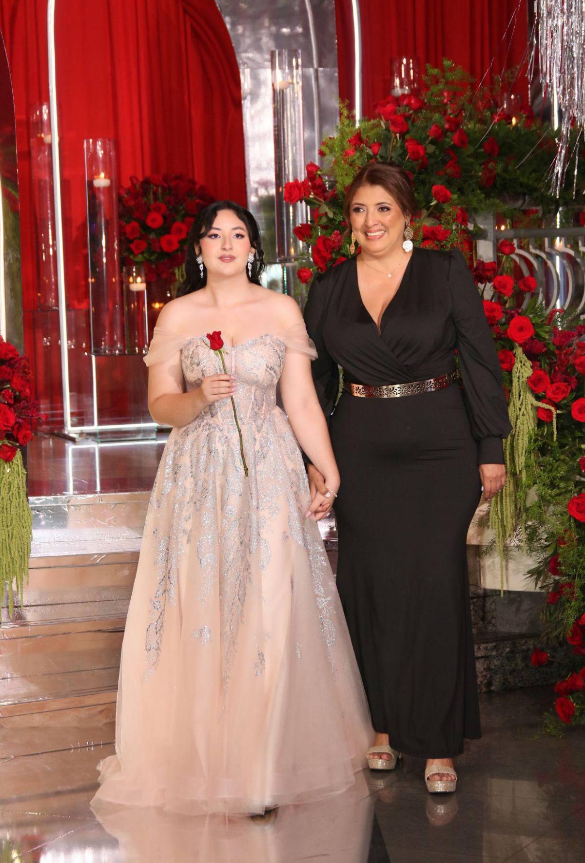 Padres y seniors desfilan juntos en la prom night de Nashville School