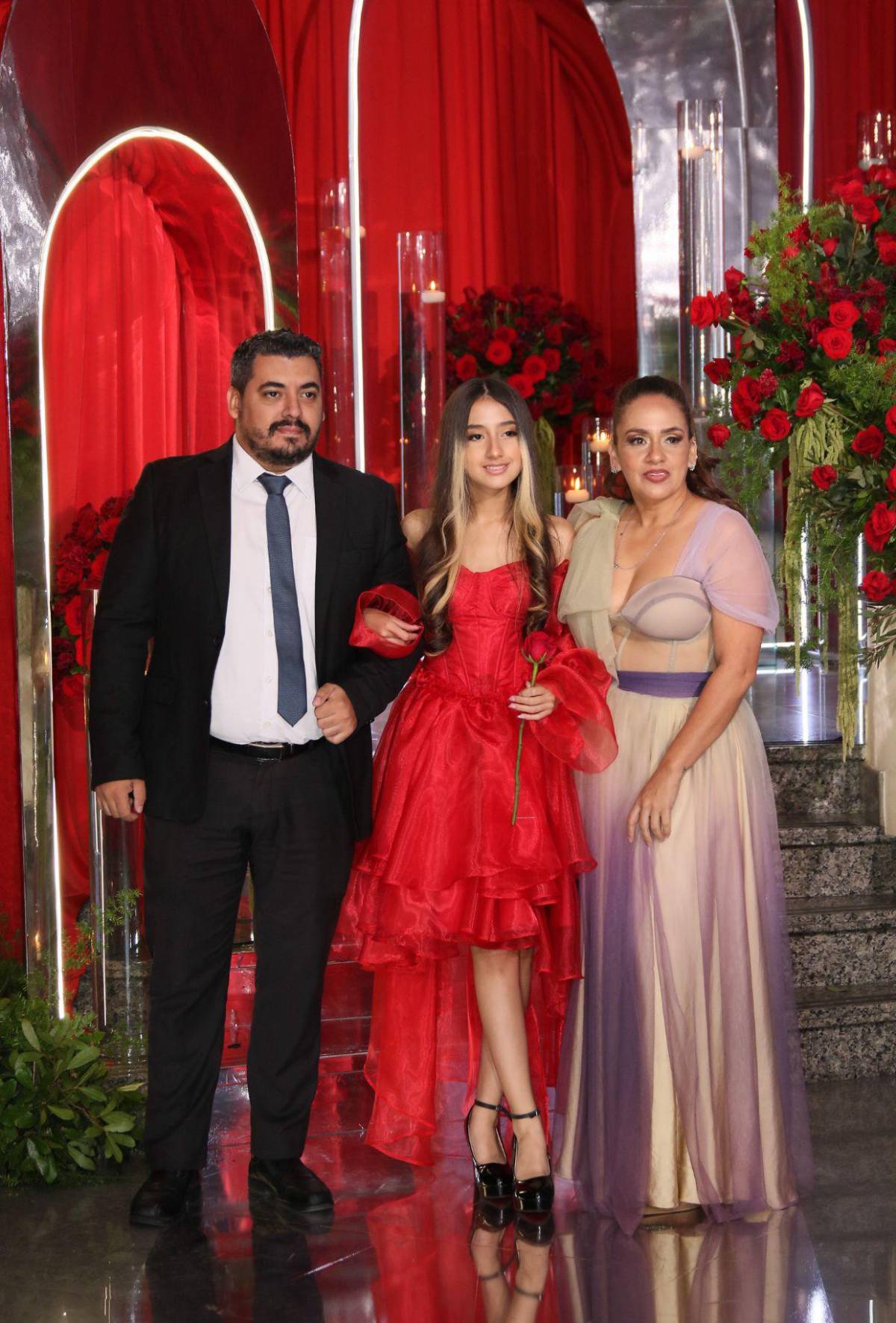 Padres y seniors desfilan juntos en la prom night de Nashville School