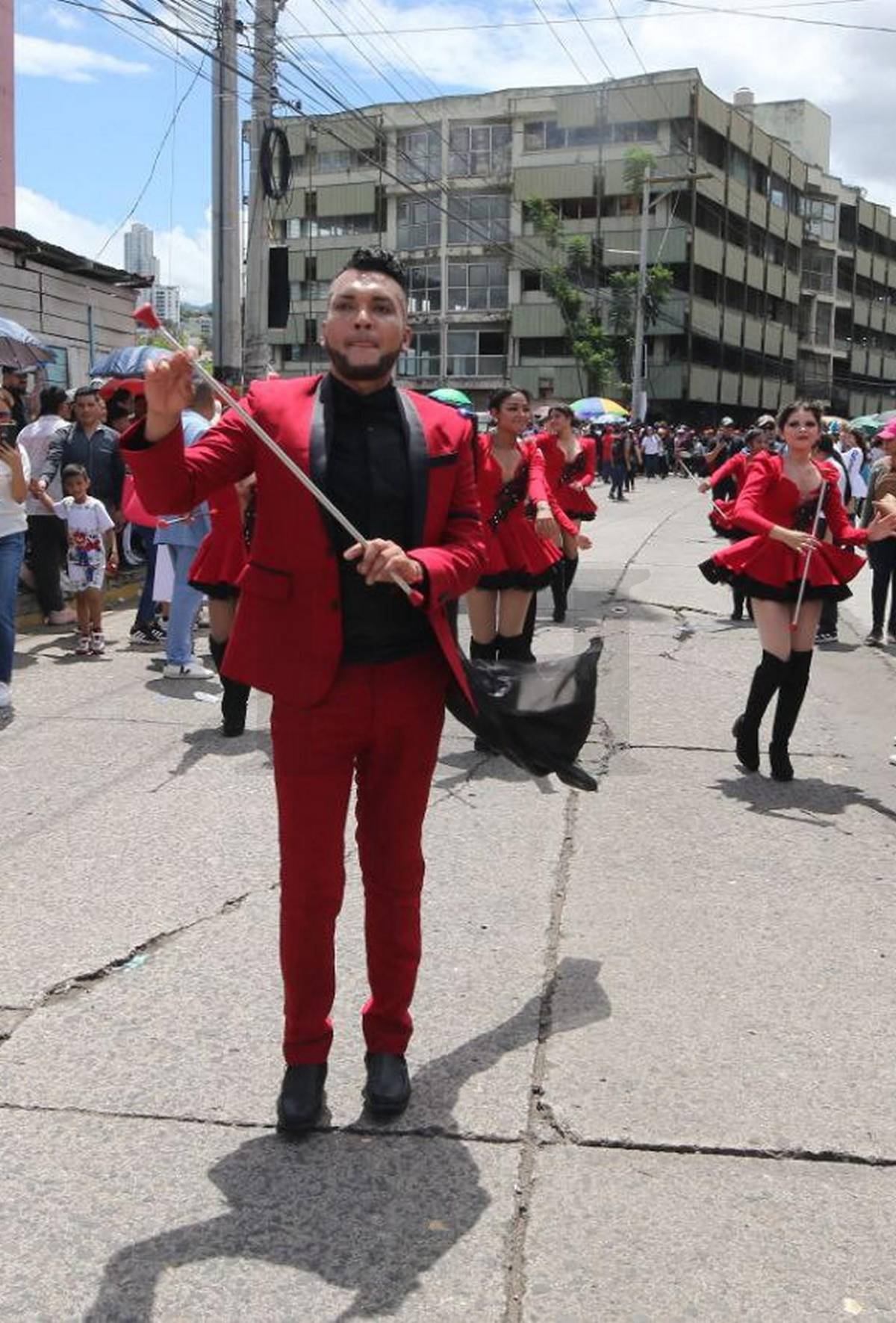 Julio Baquedano brilla como palillón en desfiles patrios 2025 con el Instituto Rafael Pineda Ponce