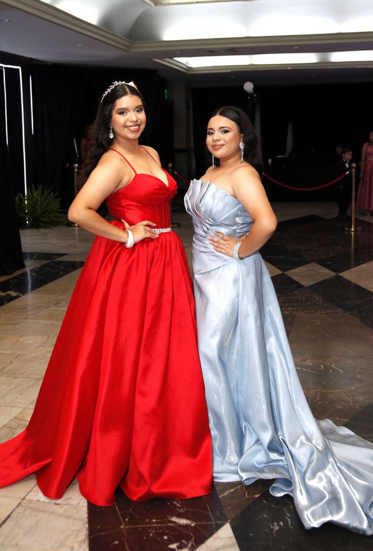 Seniors 2025 de The Mayan School celebran su última noche como compañeros