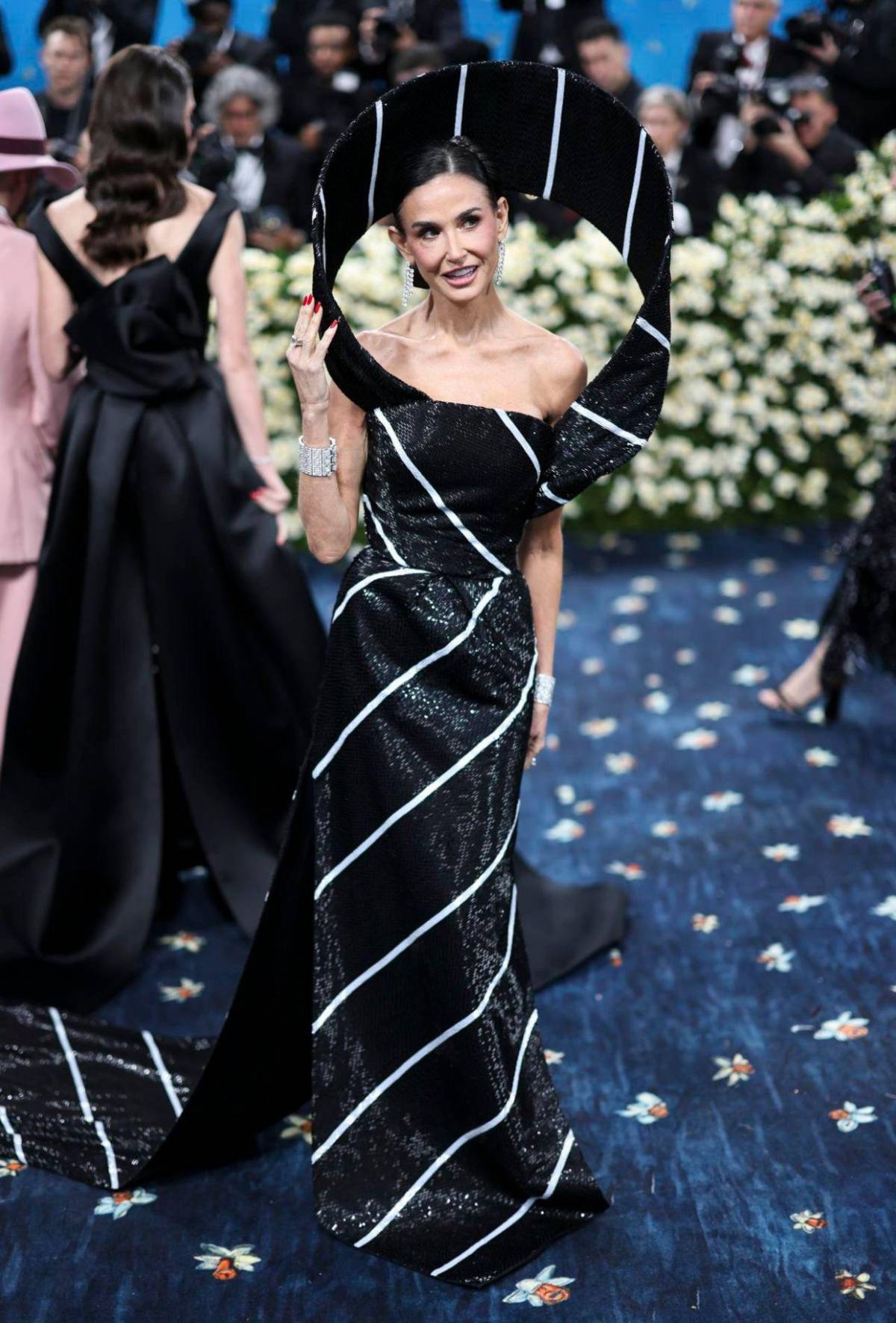¡Deslumbrante! Así lució la hermosa Demi Moore en la Met Gala 2025