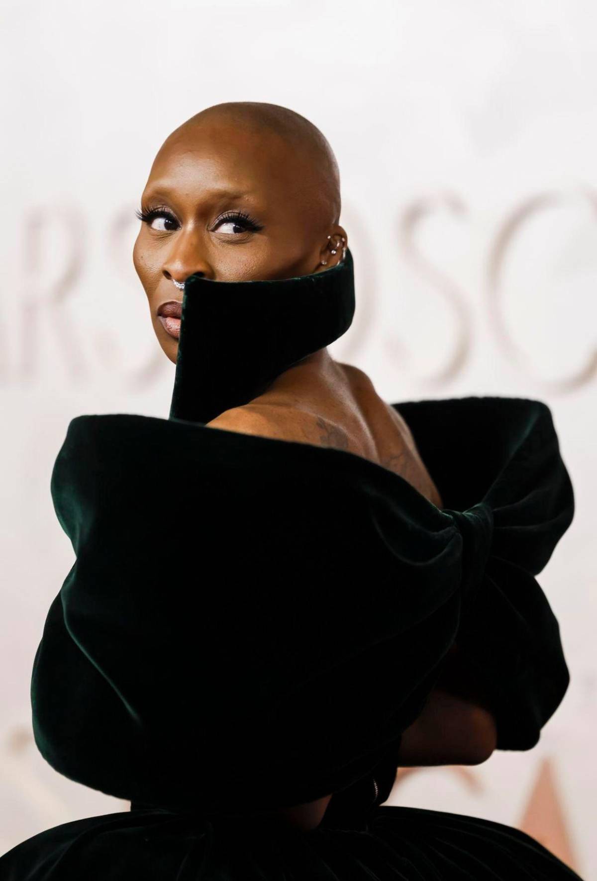 Ariana Grande y Cynthia Erivo impactan con sus looks en los Premios Oscar