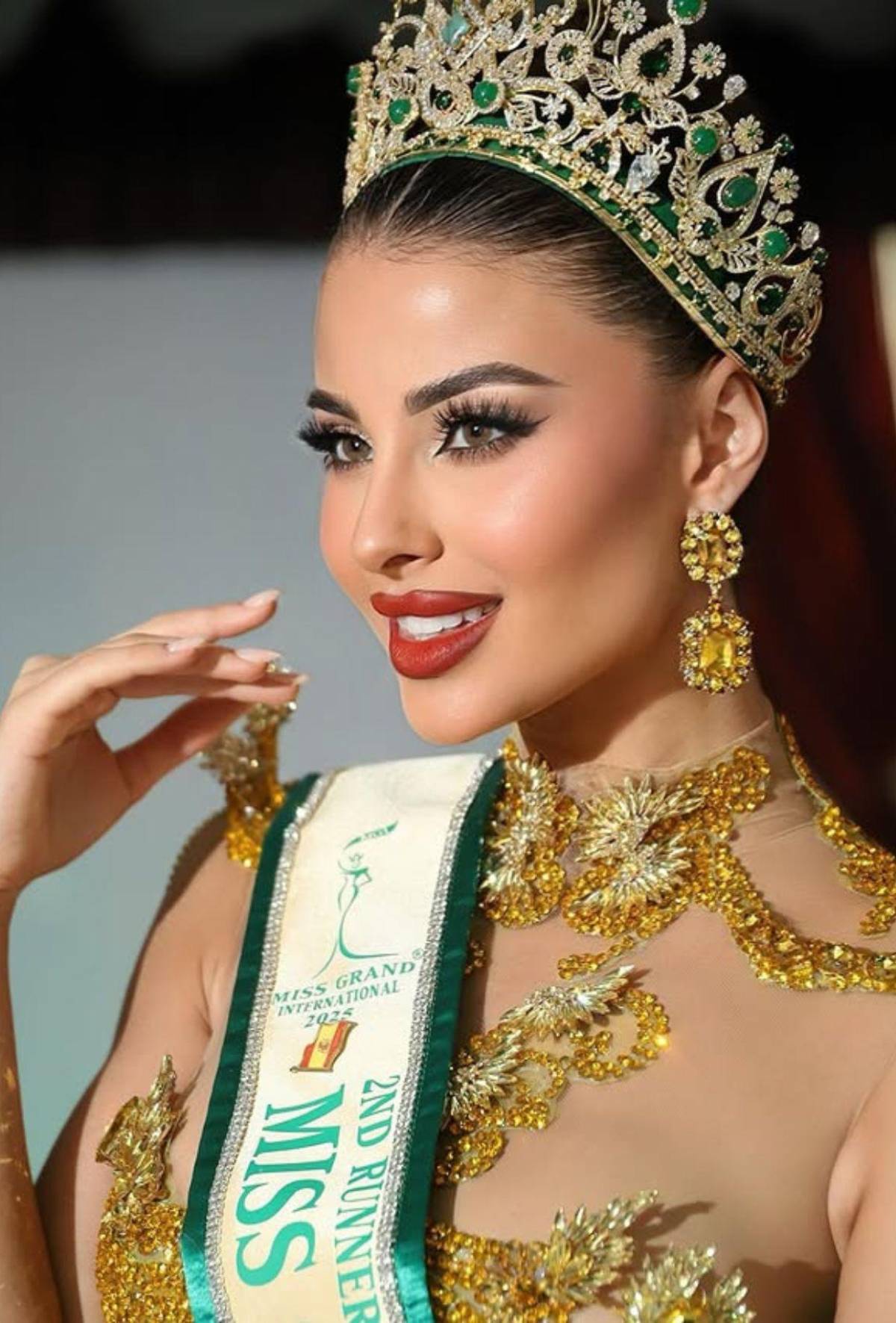 No quiso humillar a nadie: Miss España respalda a Nawat Itsaragrisil tras el incidente con Miss México