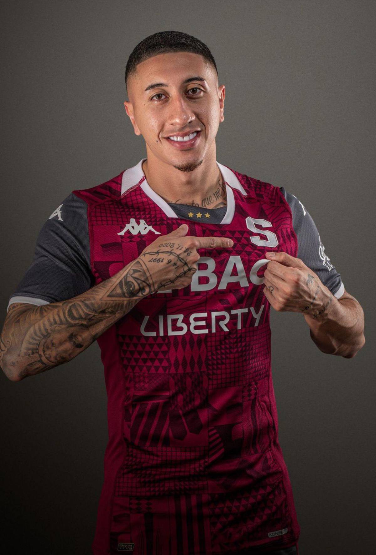 Descubren a seleccionado de Costa Rica siendo infiel... ¡Su esposa lo enfrentó en público!