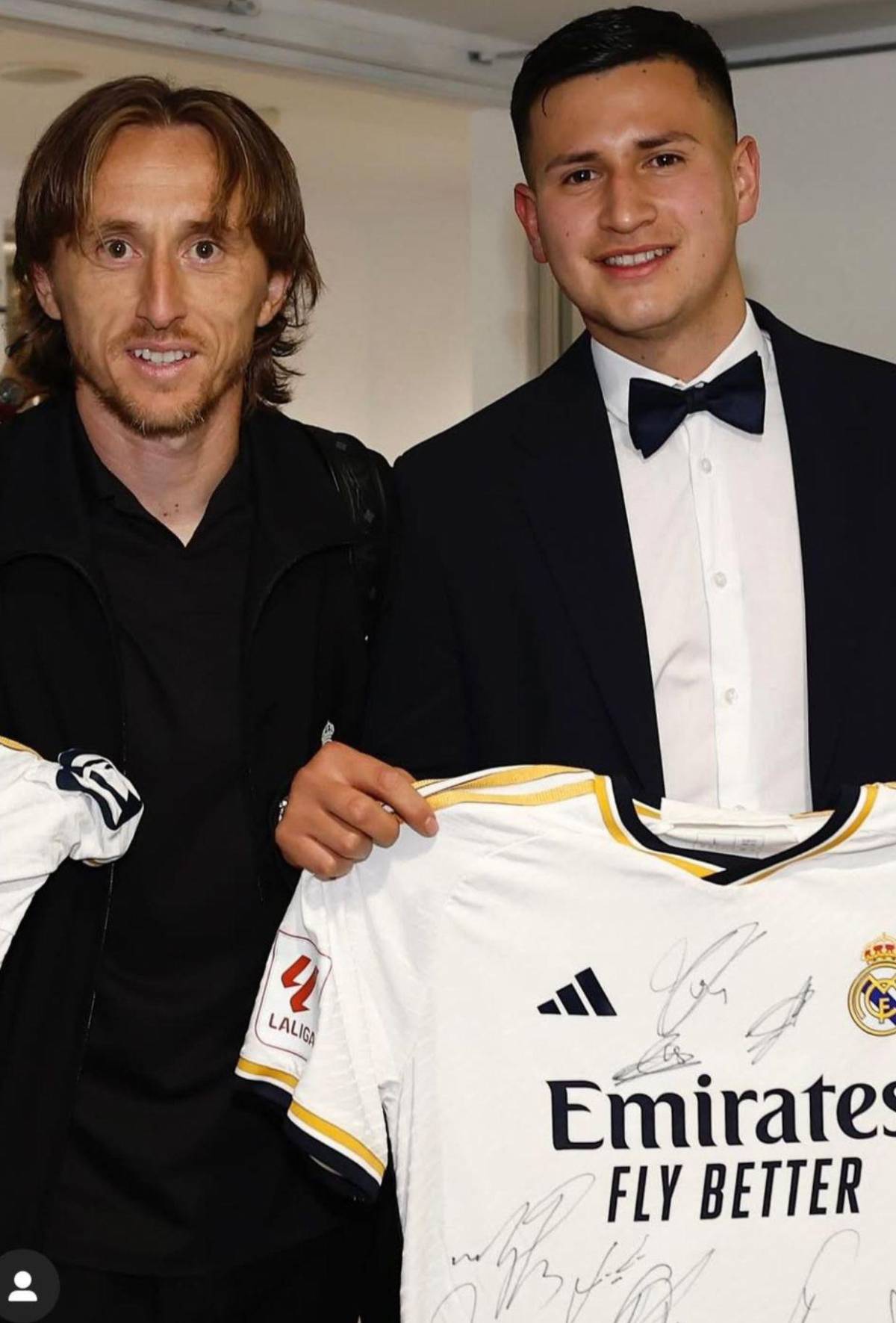 ¿Quién es el joven que le regaló una camiseta de Honduras a Florentino Pérez? ¿Quién es el joven que le regaló una camiseta de Honduras a Florentino Pérez?