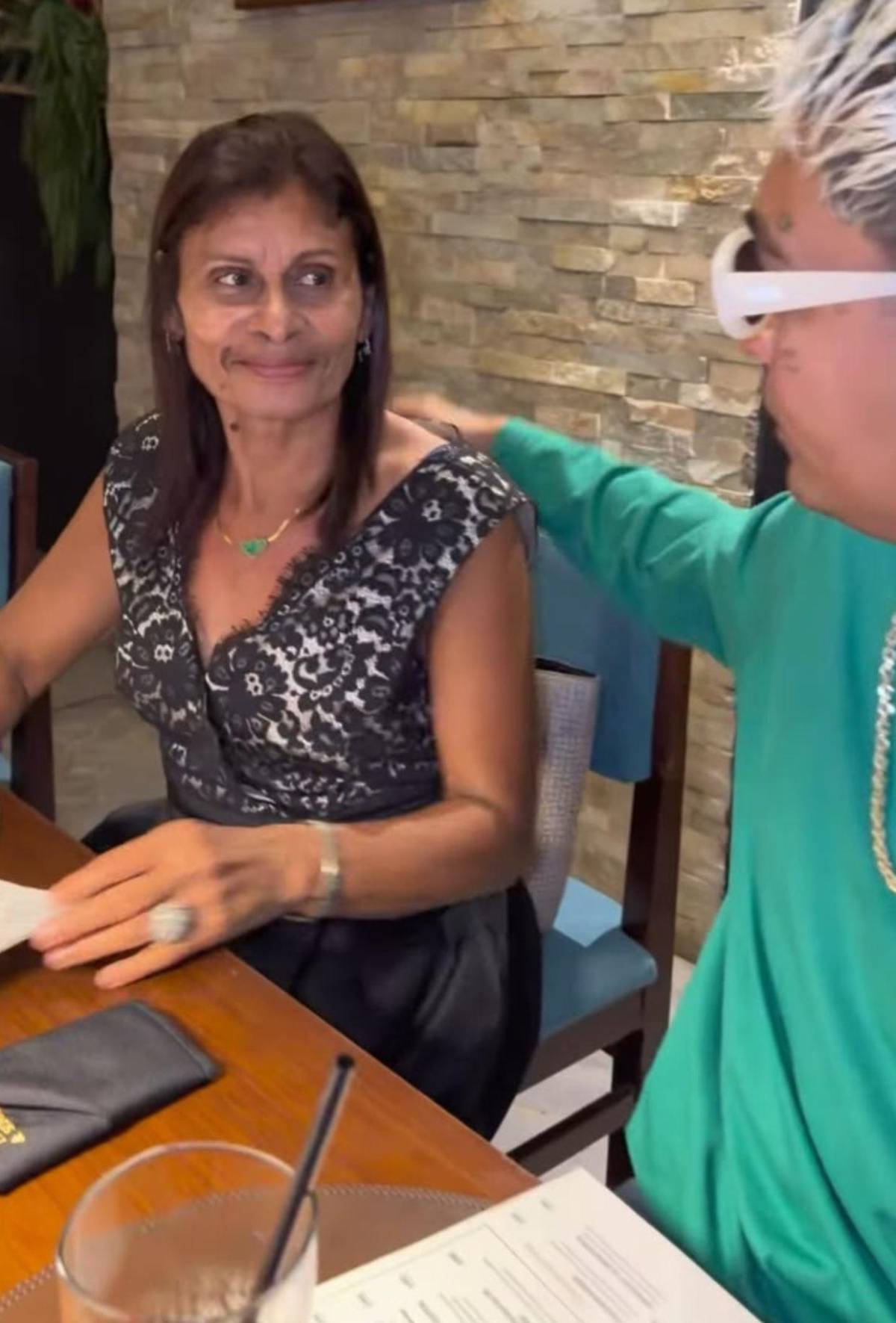 Supremo celebra cumpleaños de su madre y presume la cantidad de dinero que le regaló