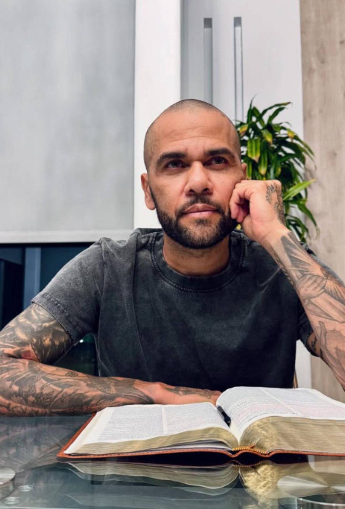 Dani Alves: de estar preso por agresión sexual a ser predicador y apoyar a Bolsonaro