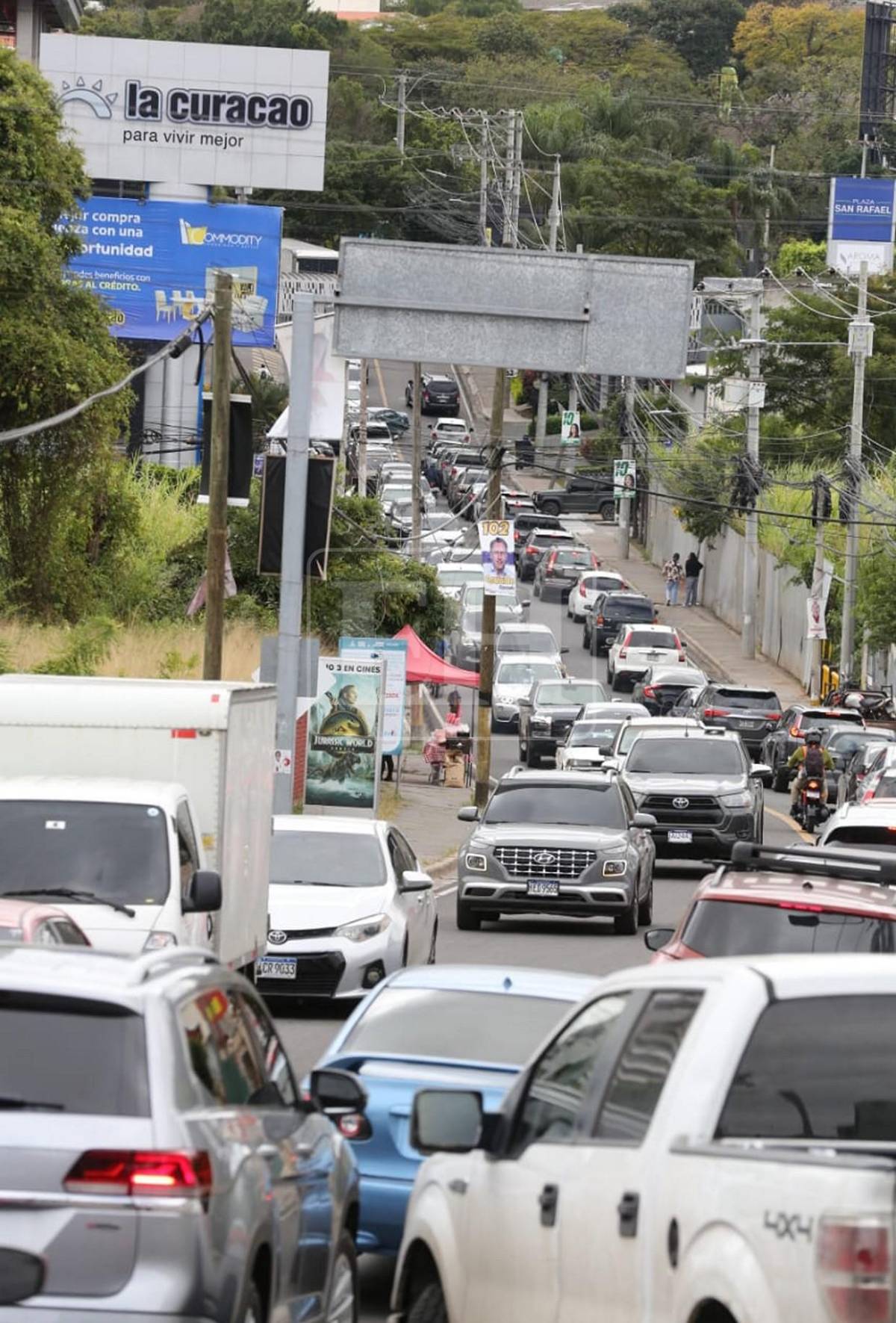 Largas filas tras asueto de medio día a empleados público por celebración en Suyapa