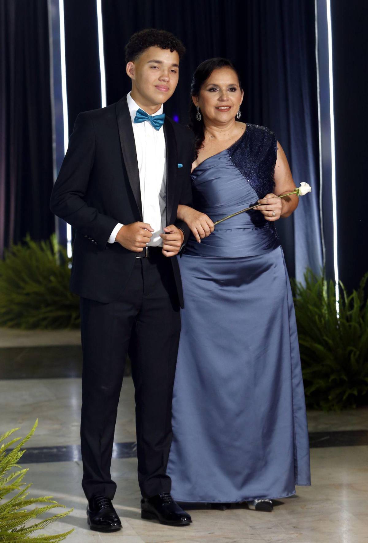 Del brazo de sus padres, seniors 2025 de The Mayan School cierran su ciclo académico