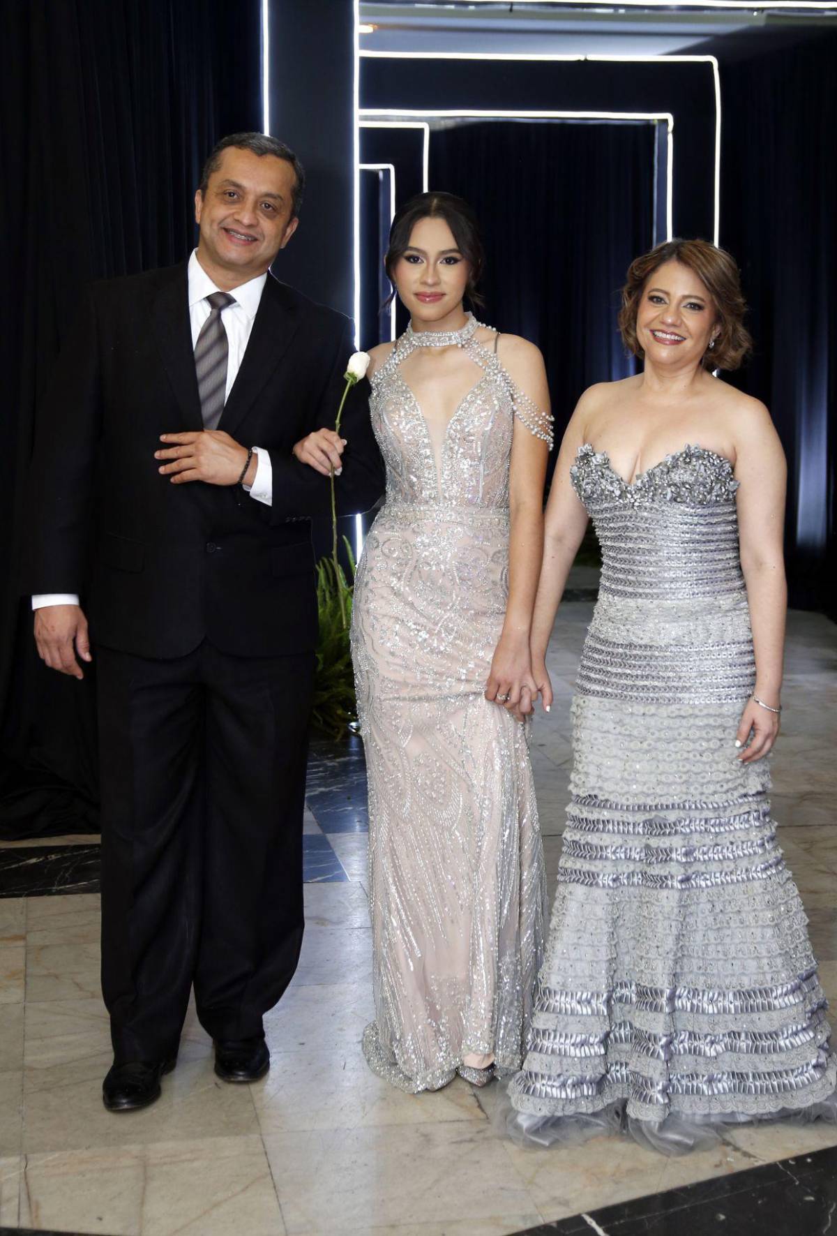 Del brazo de sus padres, seniors 2025 de The Mayan School cierran su ciclo académico