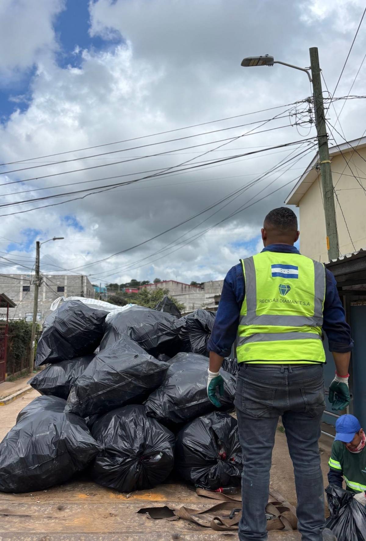 Guardianes del planeta promueven el reciclaje en  escuelas de la capital