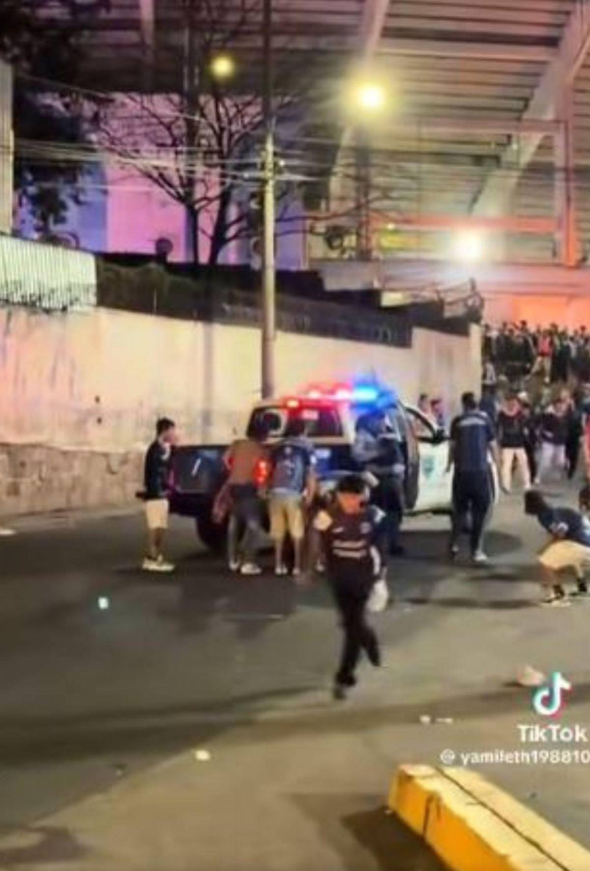 Revelan imágenes de violencia fuera del Estadio Nacional donde murió barrista de Motagua