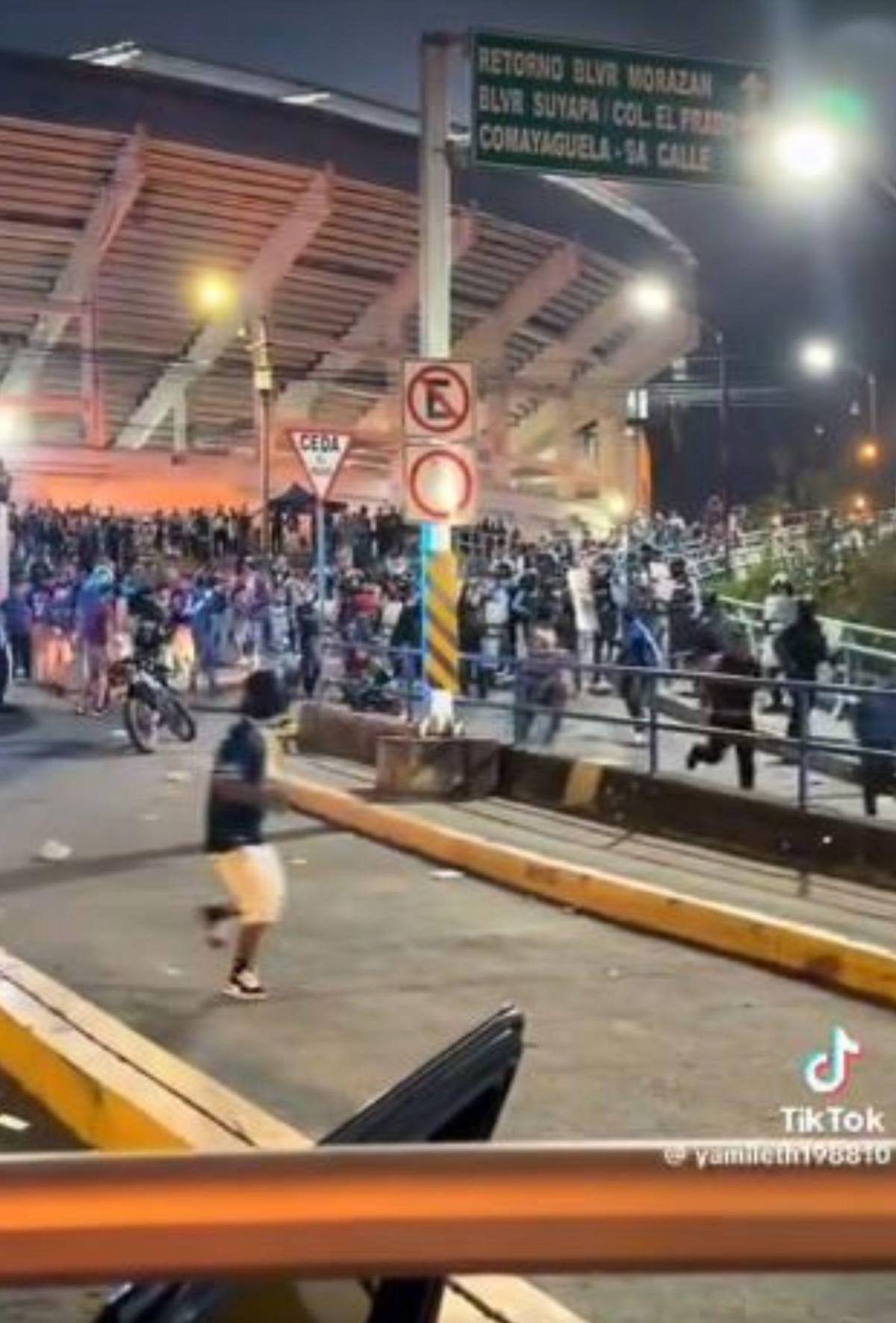 Revelan imágenes de violencia fuera del Estadio Nacional donde murió barrista de Motagua