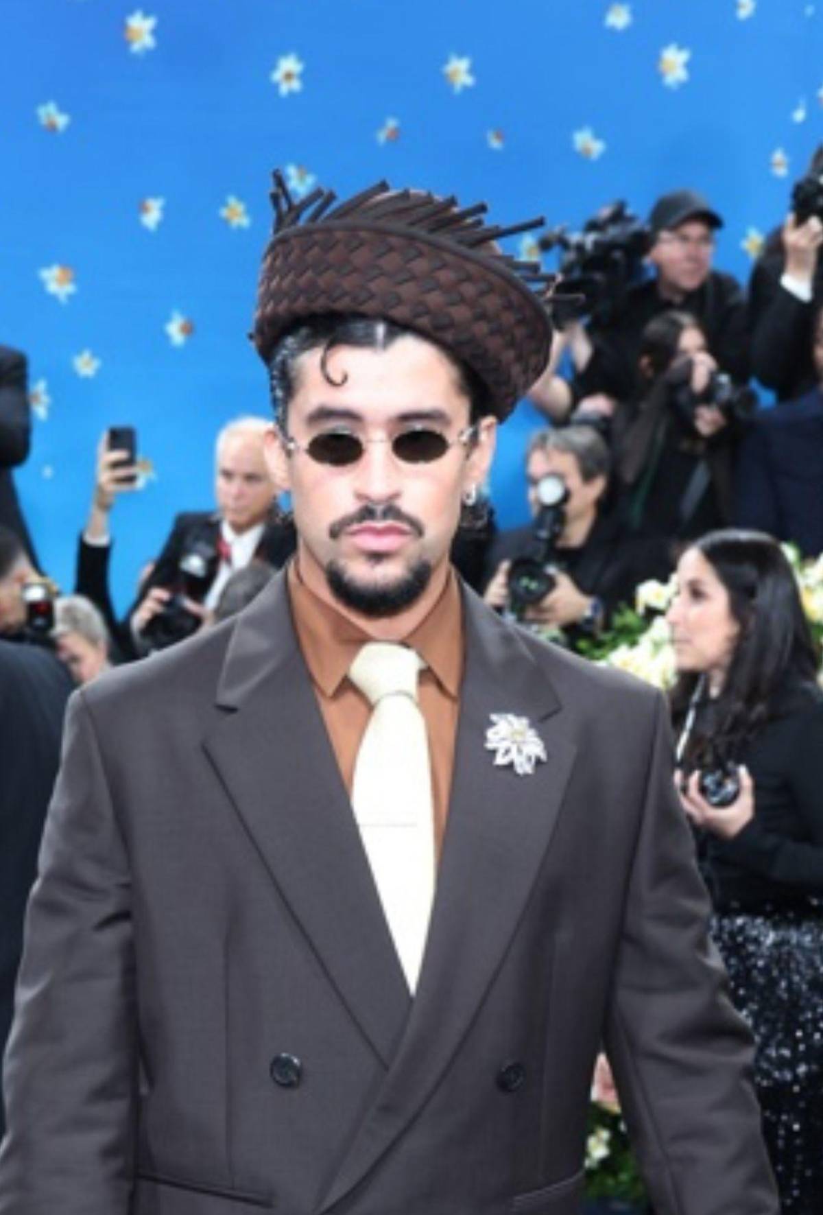 Así lució Bad Bunny en la Met Gala 2025: su sombrero y guantes se robaron el show
