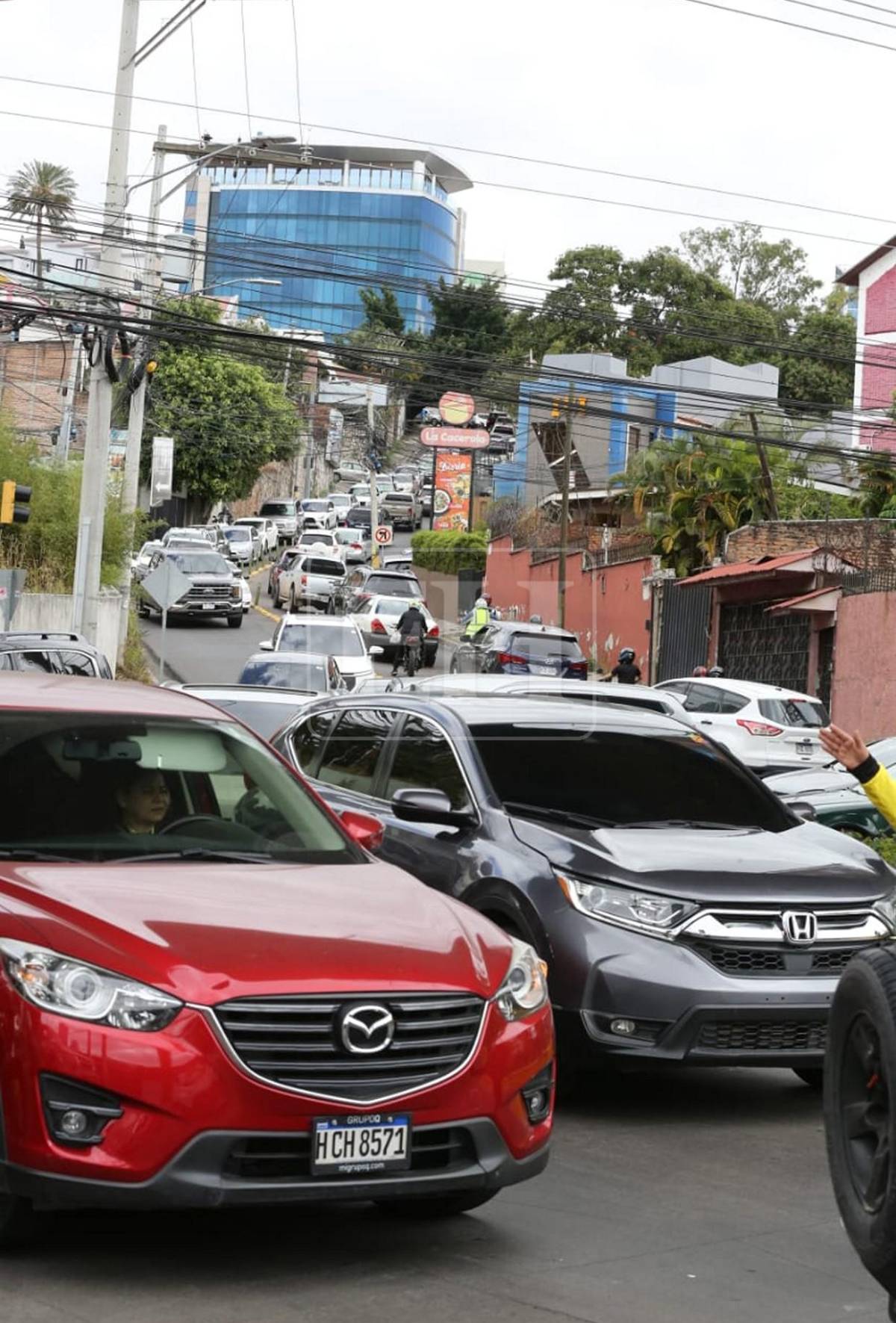 Largas filas tras asueto de medio día a empleados público por celebración en Suyapa