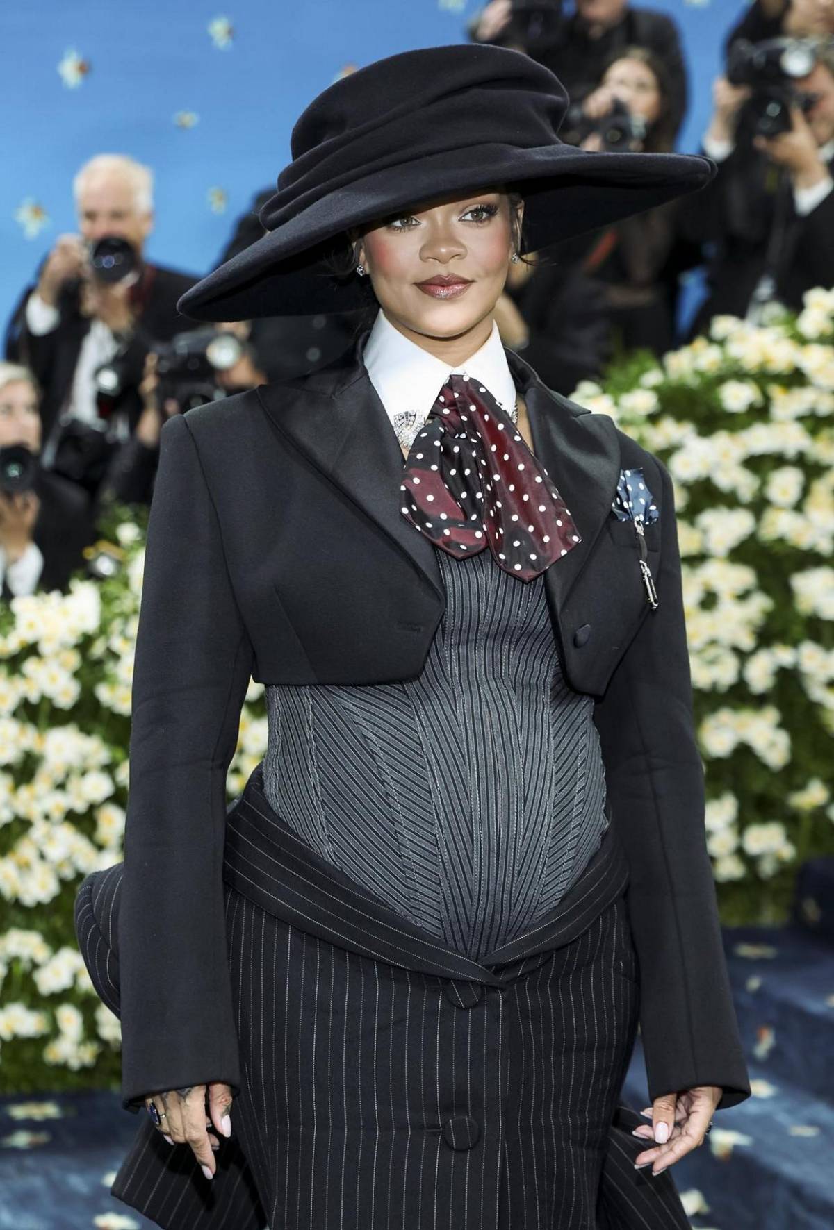 Rihanna anuncia su tercer embarazo en la Met Gala con un look inolvidable