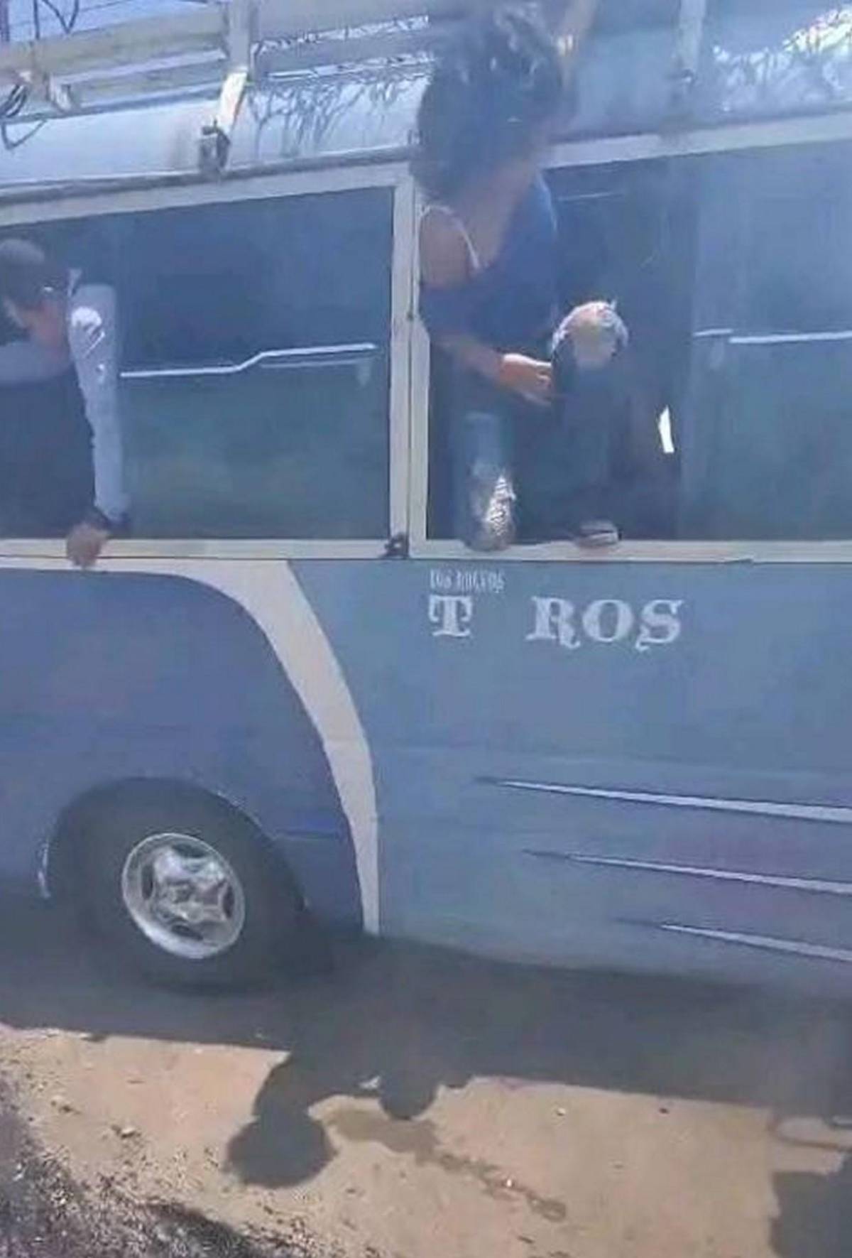 Las primeras imágenes tras brutal choque de bus y rastra en Naco, Santa Bárbara