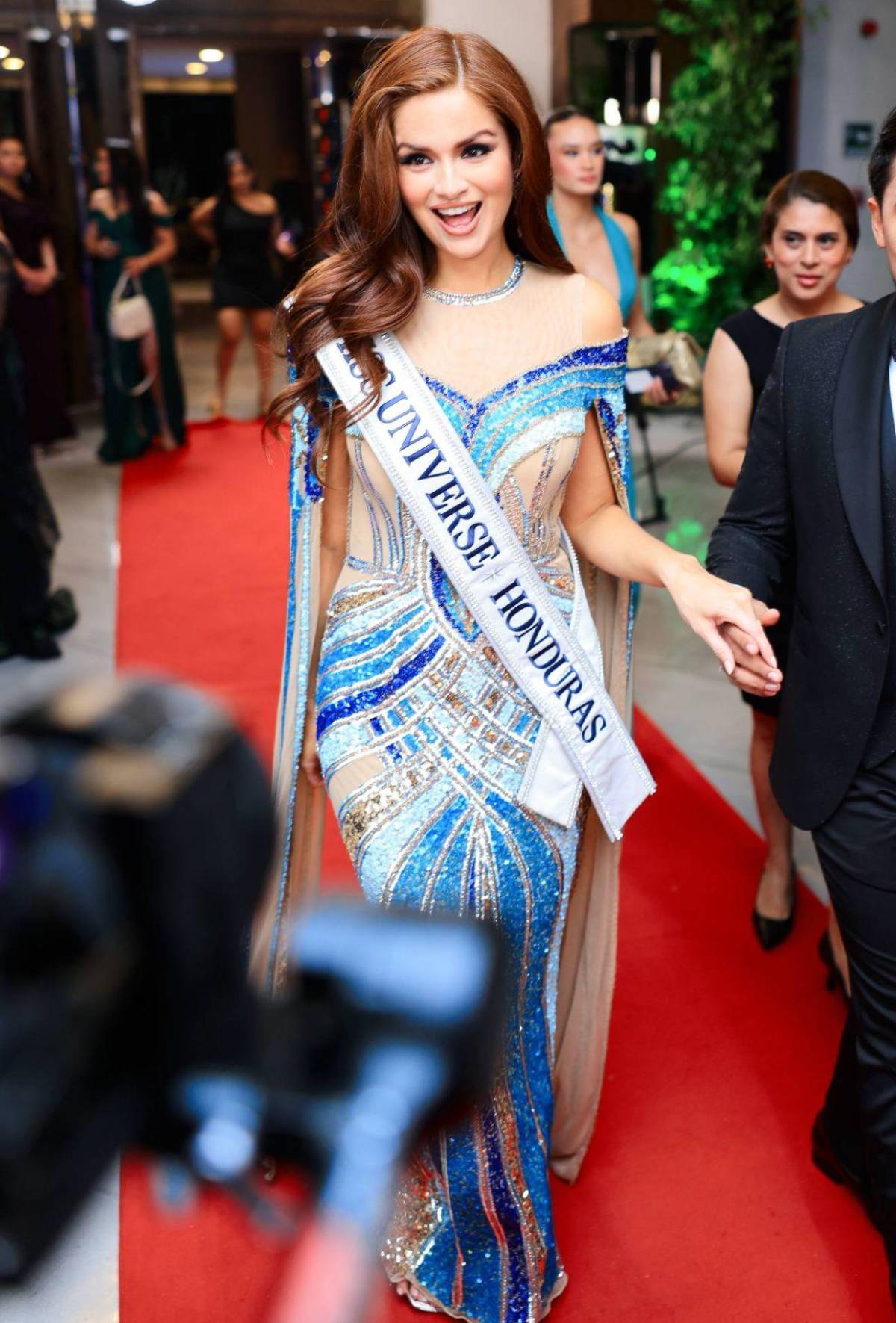 Stephanie Cam brilla en pedrería azul en el Miss Honduras Universo 2025