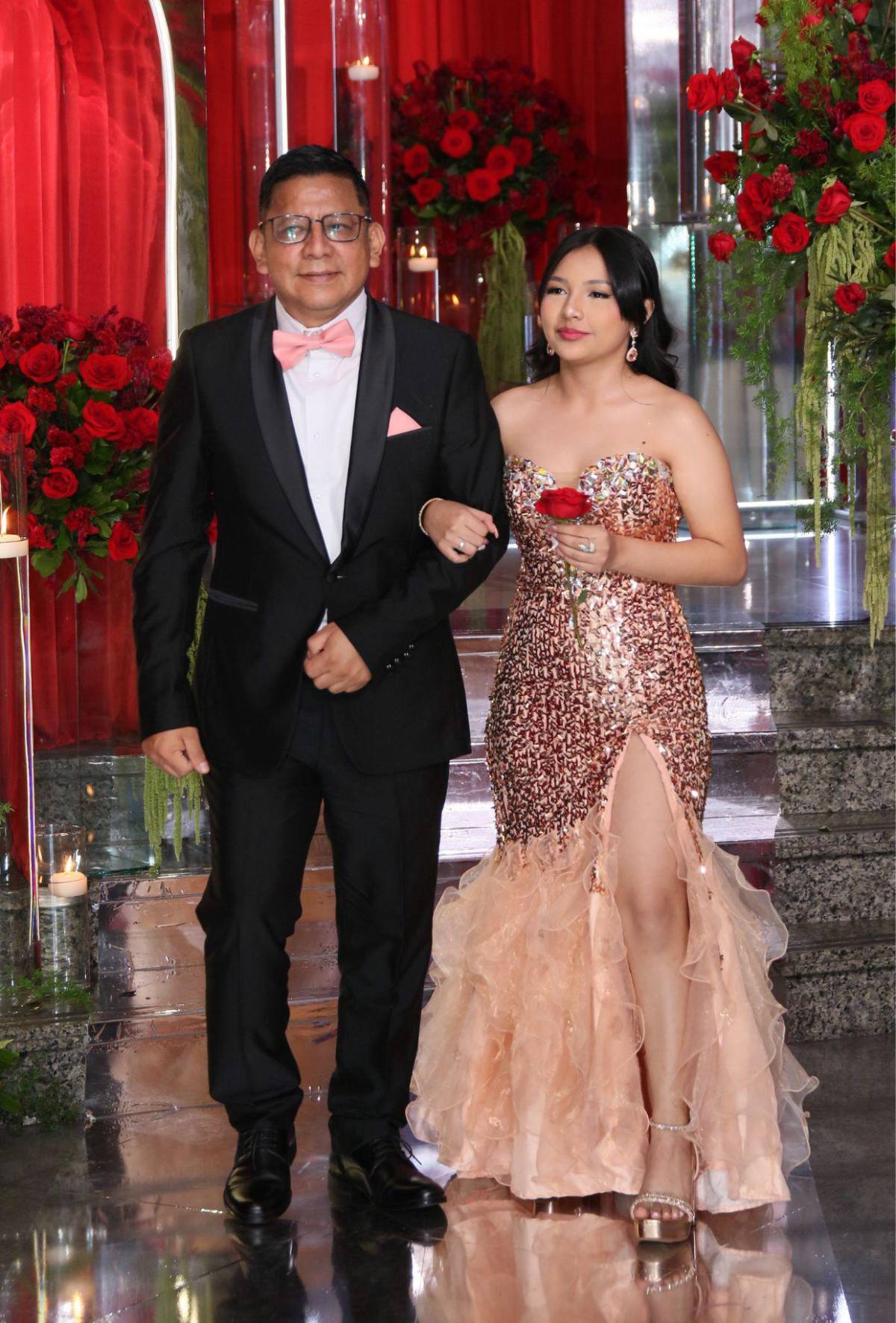 Padres y seniors desfilan juntos en la prom night de Nashville School