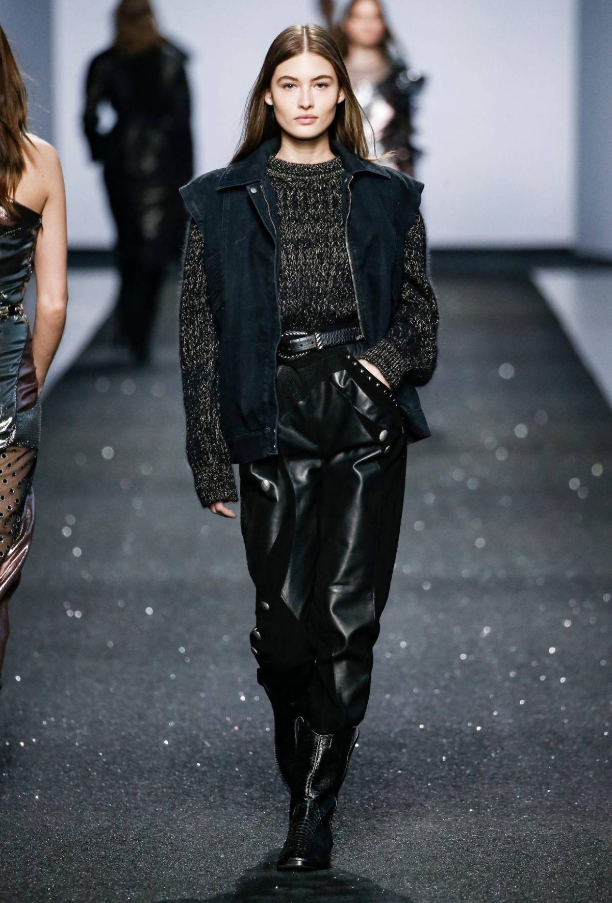 El cuero es tendencia en 2025: Cómo lucir esta prenda clásica de manera moderna