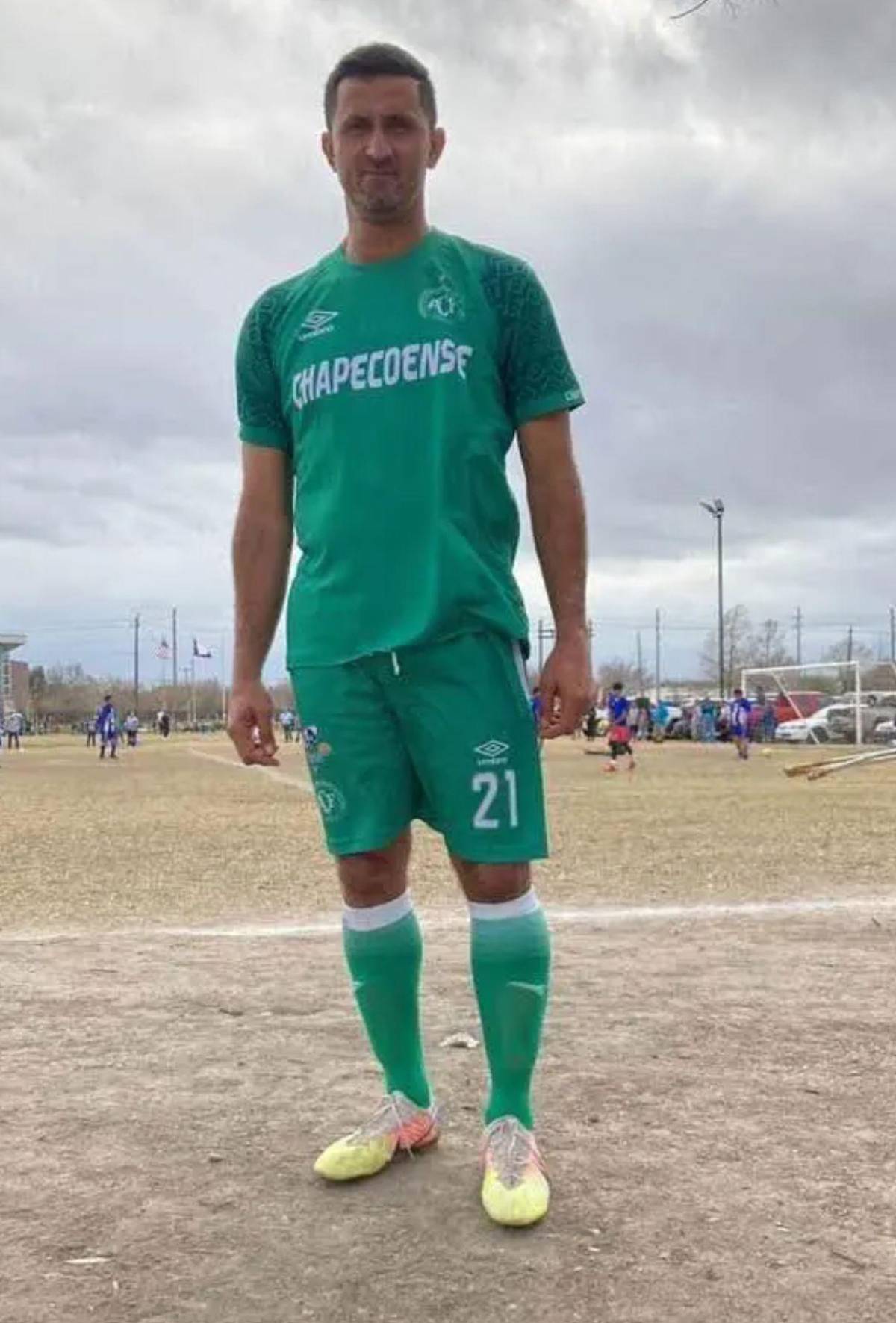 Exjugador de la Selección de Honduras sale adelante en EE UU con la construcción y el fútbol