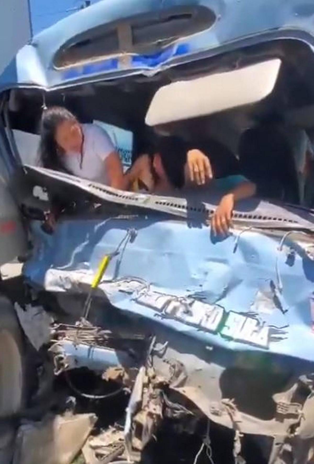 Las primeras imágenes tras brutal choque de bus y rastra en Naco, Santa Bárbara