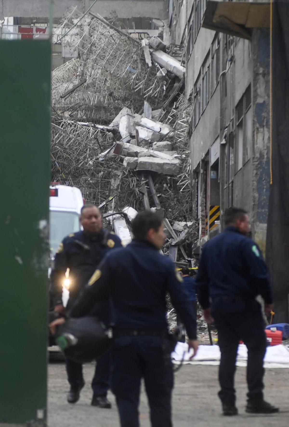 Destrozos tras colapso de edificio en centro de México; hay tres personas atrapadas