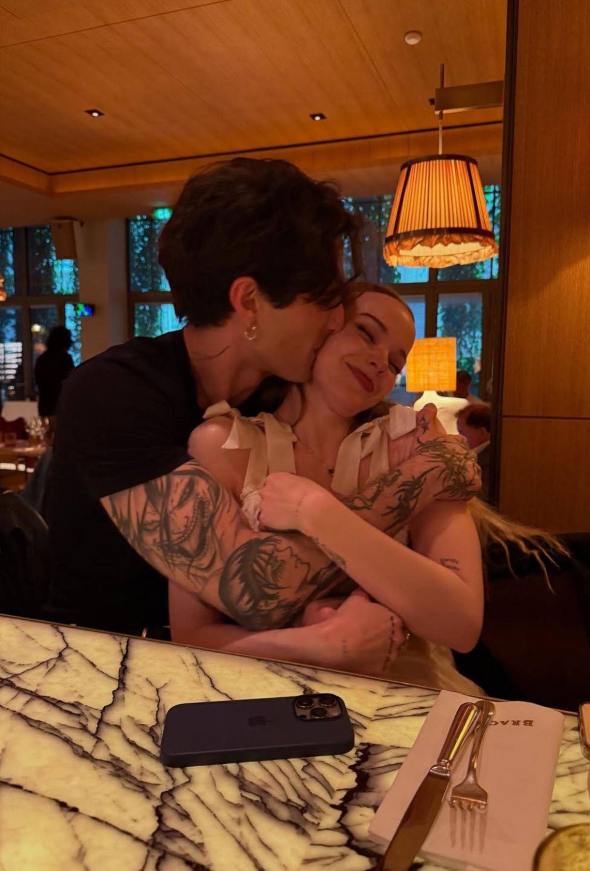 Dove Cameron confirma su compromiso con el vocalista de Måneskin: luce su anillo