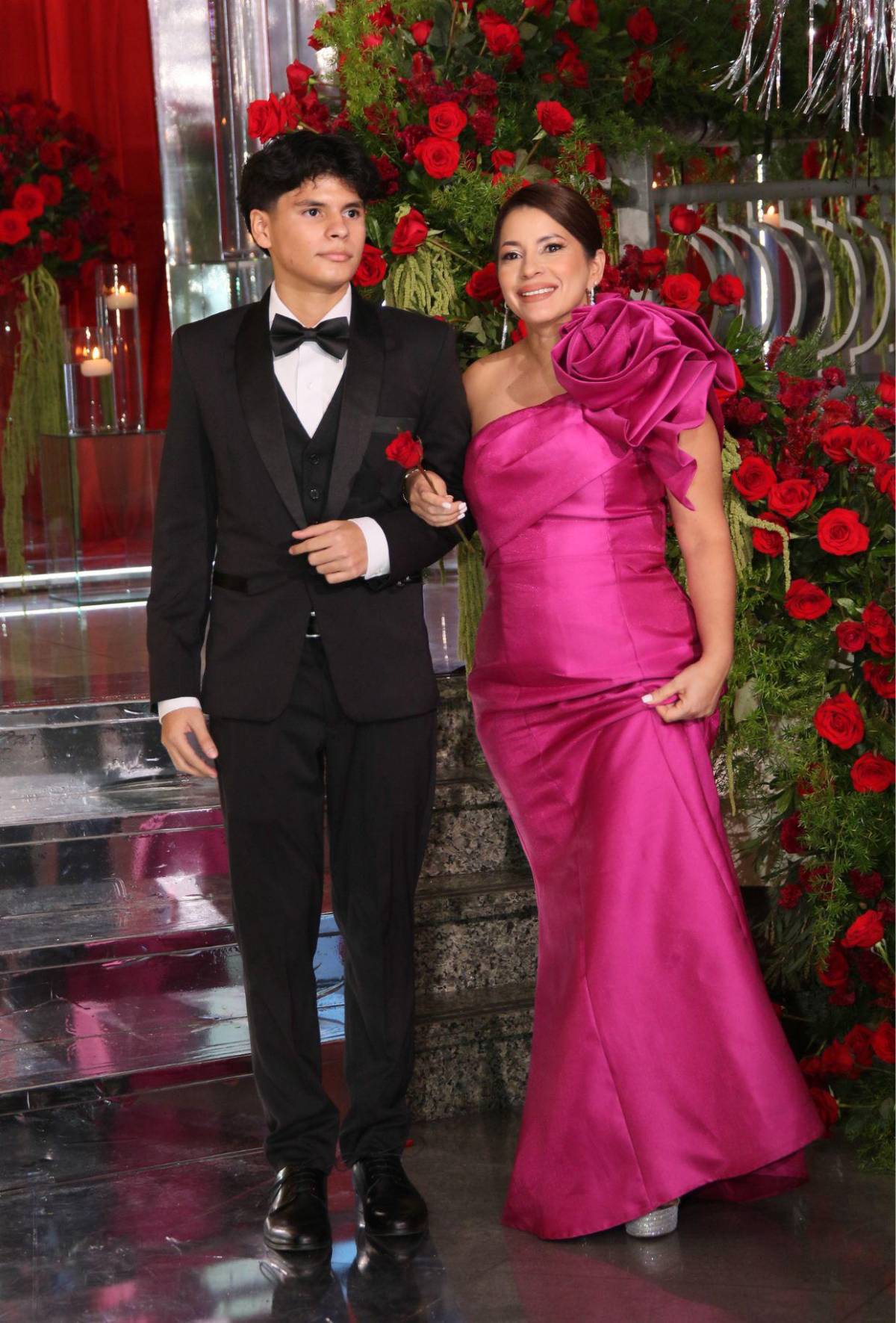 Padres y seniors desfilan juntos en la prom night de Nashville School