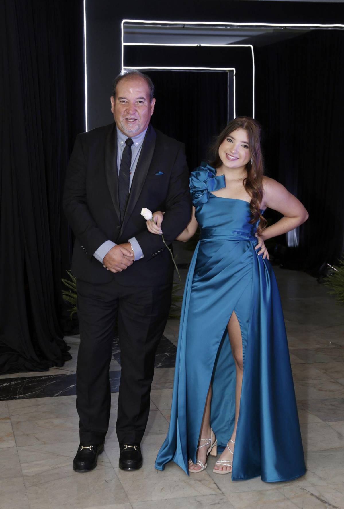 Del brazo de sus padres, seniors 2025 de The Mayan School cierran su ciclo académico