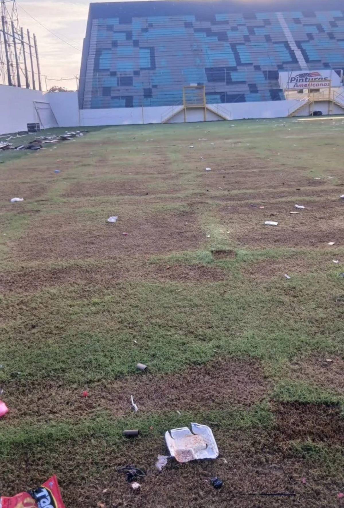 Lamentable: revelan fotos de cómo quedó la grama del Estadio Morazán tras concierto