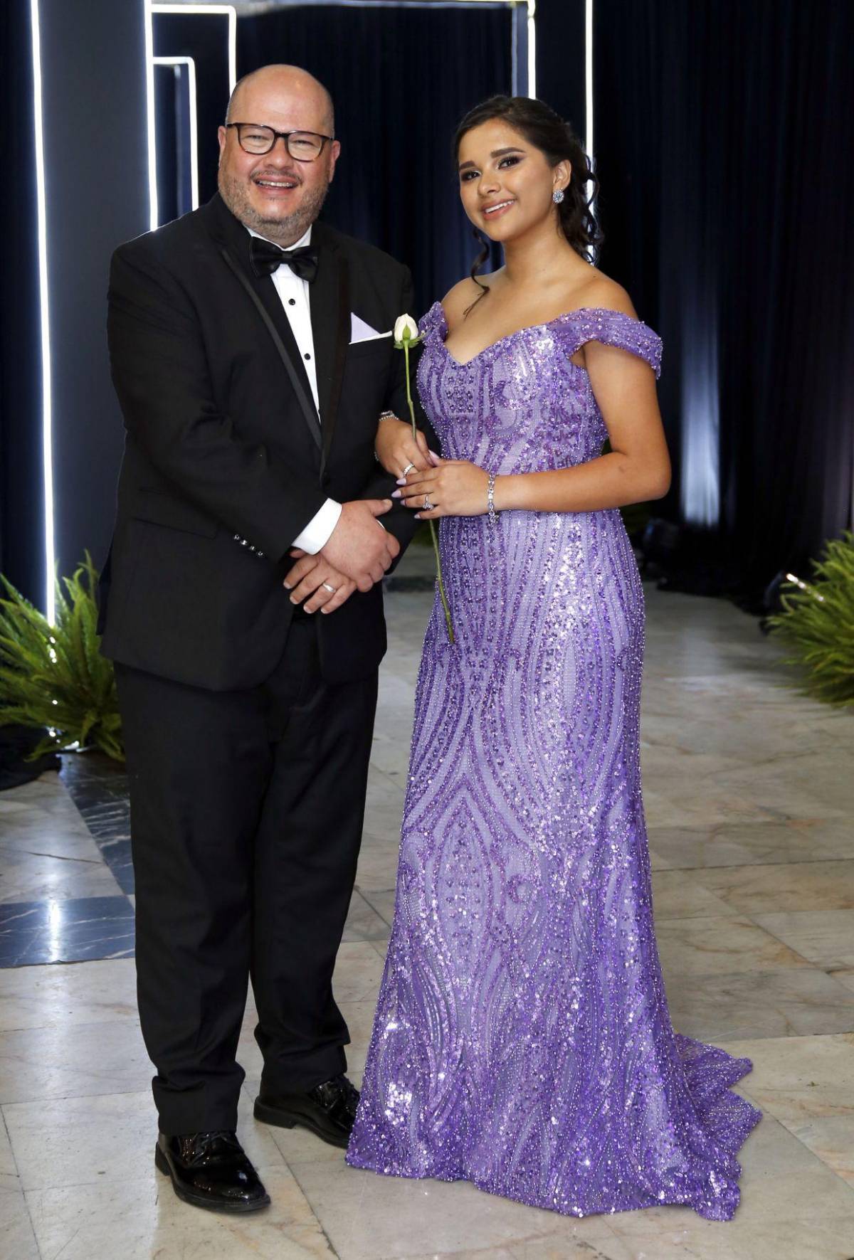 Del brazo de sus padres, seniors 2025 de The Mayan School cierran su ciclo académico