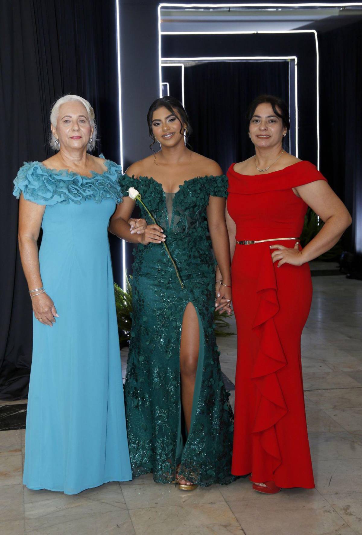 Del brazo de sus padres, seniors 2025 de The Mayan School cierran su ciclo académico